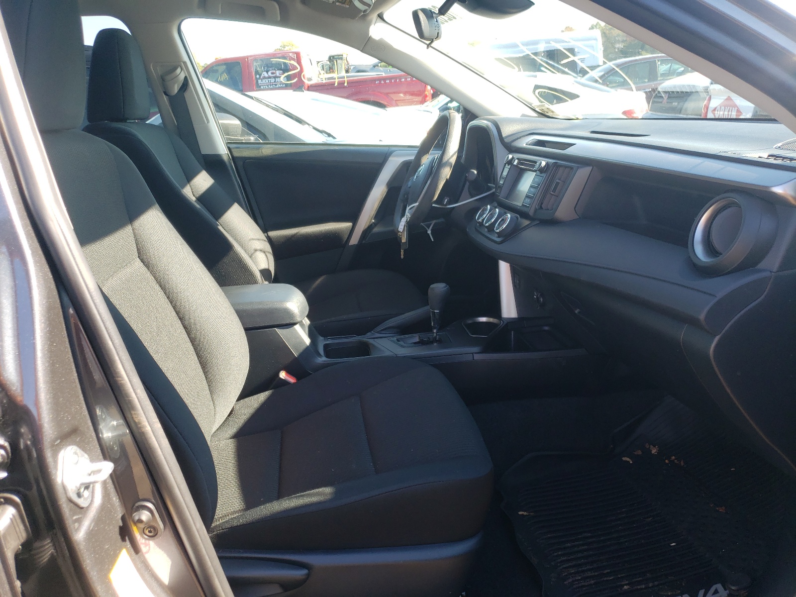 Photo 5 from auction – 2018 TOYOTA RAV4 LE with VIN JTMBFREV3JD248382