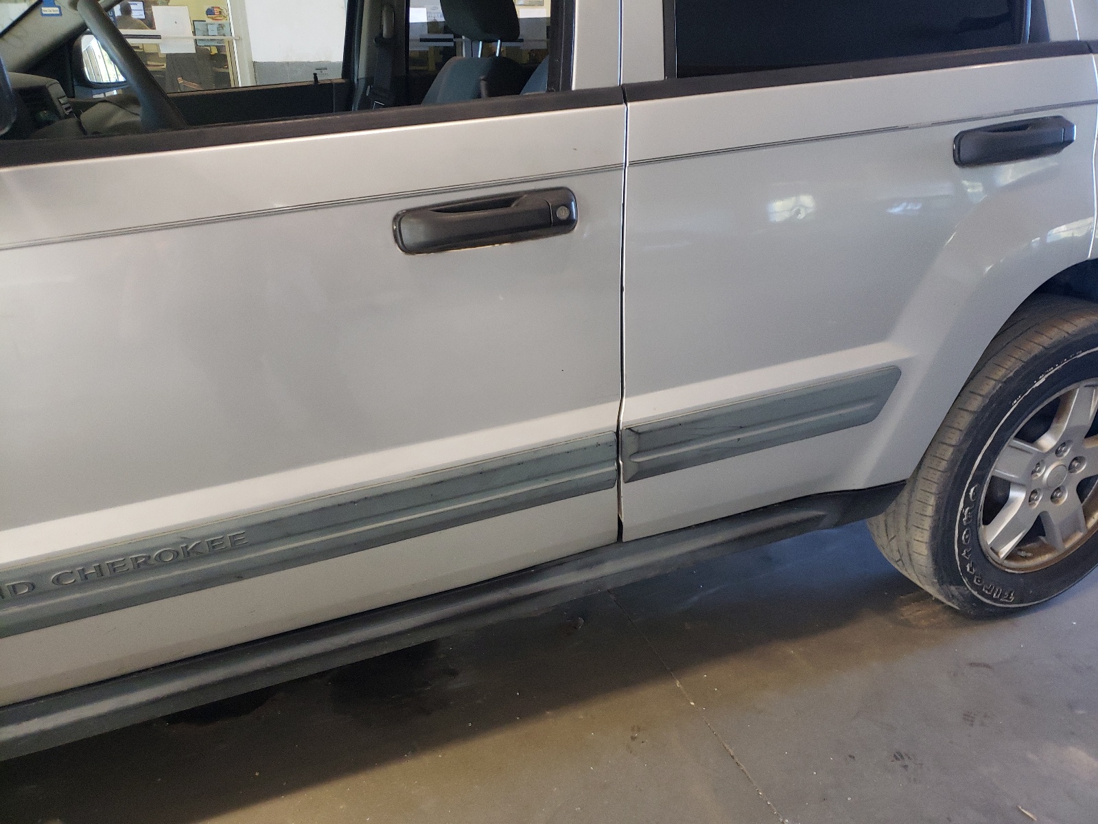 Photo 10 from auction – 2005 JEEP GRAND CHER with VIN 1J8HS48N25C557866