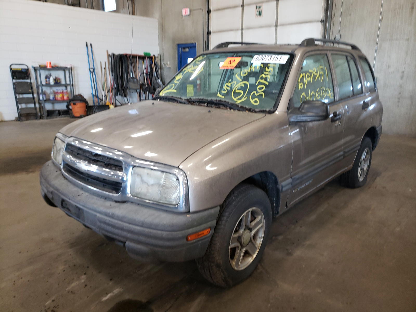 Photo 2 from auction – 2003 CHEVROLET TRACKER with VIN 2CNBJ13C236938476