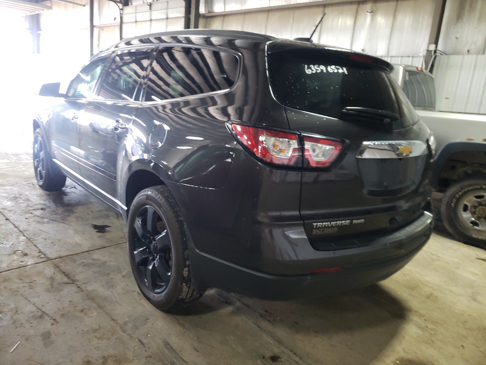 Photo 3 from auction – 2017 CHEVROLET TRAVERSE L with VIN 1GNKVGKD5HJ306109