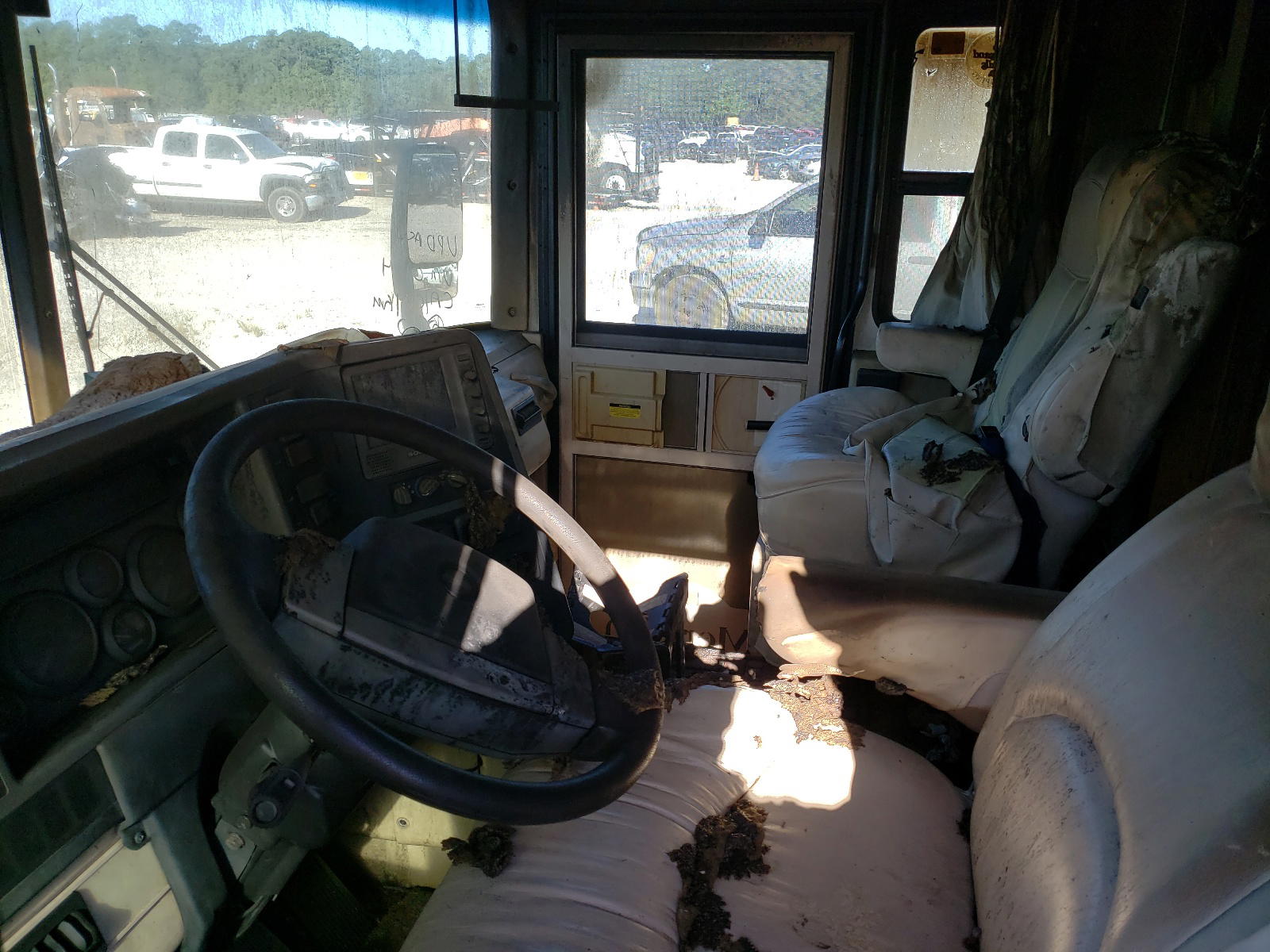Photo 5 from auction – 2004 WINNEBAGO ITASCA with VIN 4UZAAHDC04CN10174