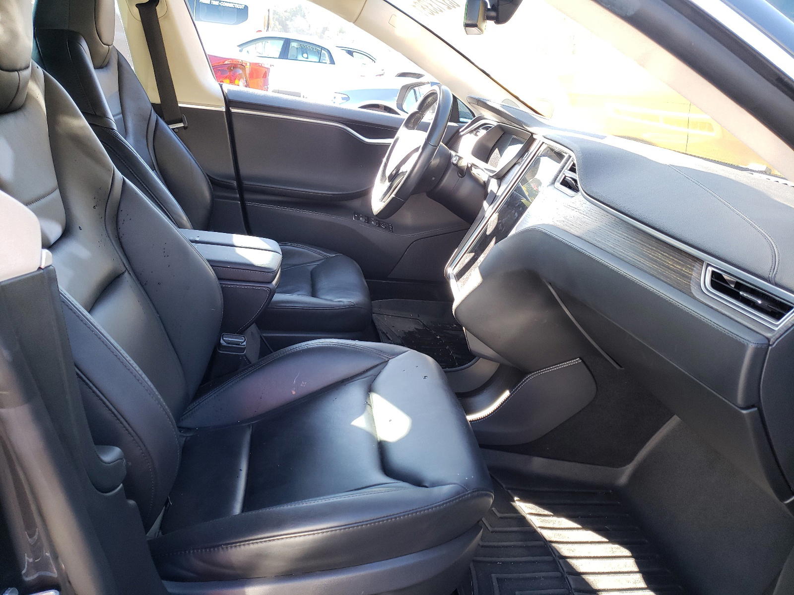 Photo 5 from auction – 2015 TESLA MODEL S 85 with VIN 5YJSA1H24FF082231