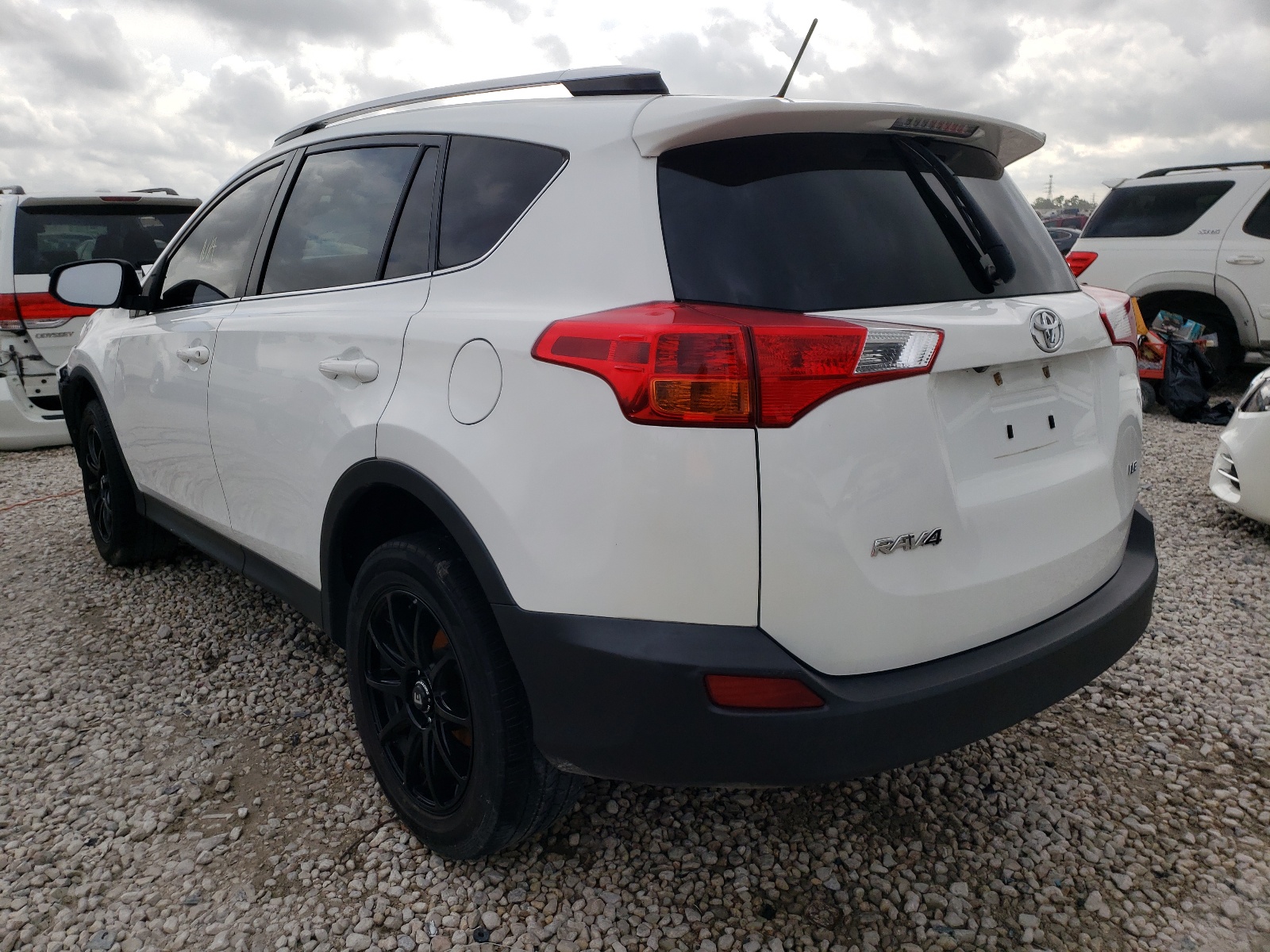 Photo 3 from auction – 2015 TOYOTA RAV4 LE with VIN JTMZFREVXFD060769