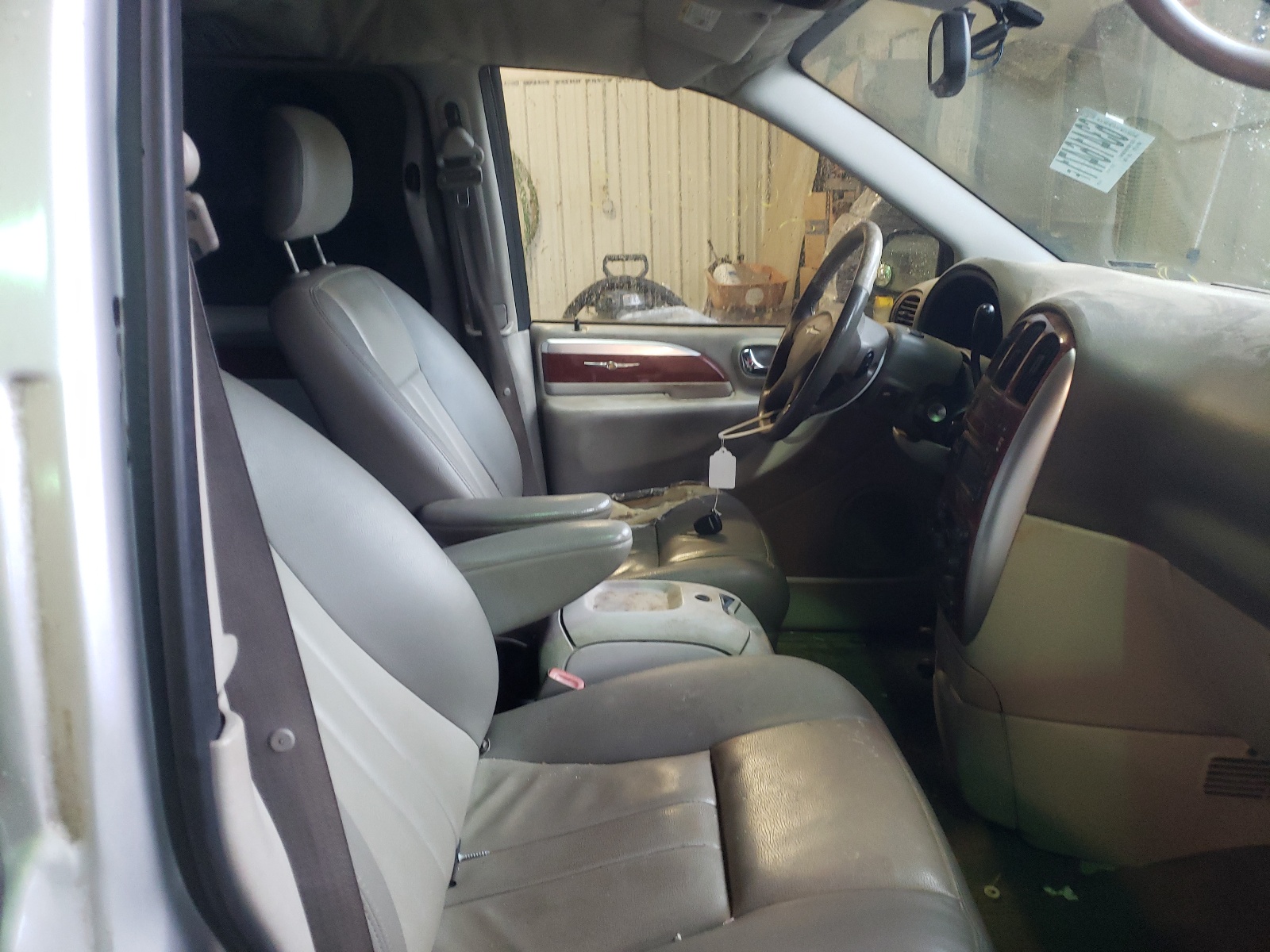 Photo 5 from auction – 2006 CHRYSLER TOWN & COU with VIN 2A4GP54L96R702709