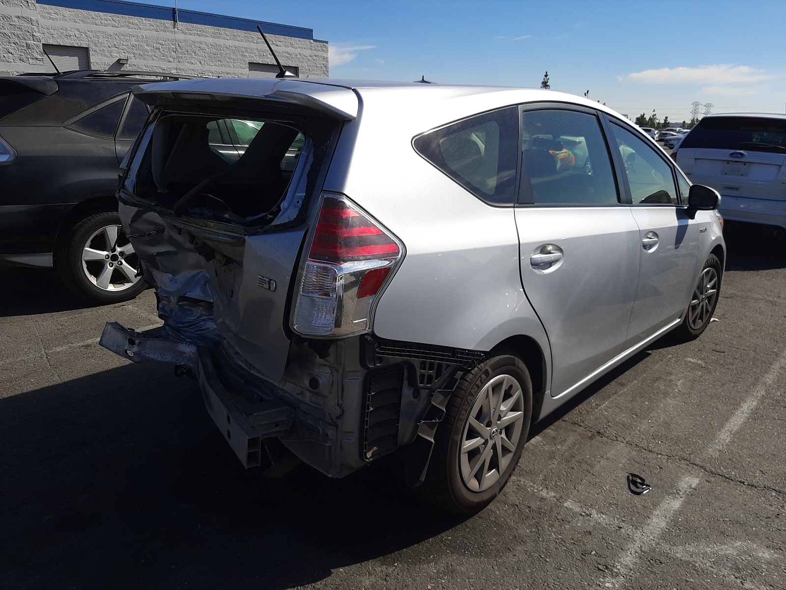 Photo 4 from auction – 2017 TOYOTA PRIUS V with VIN JTDZN3EUXHJ067930