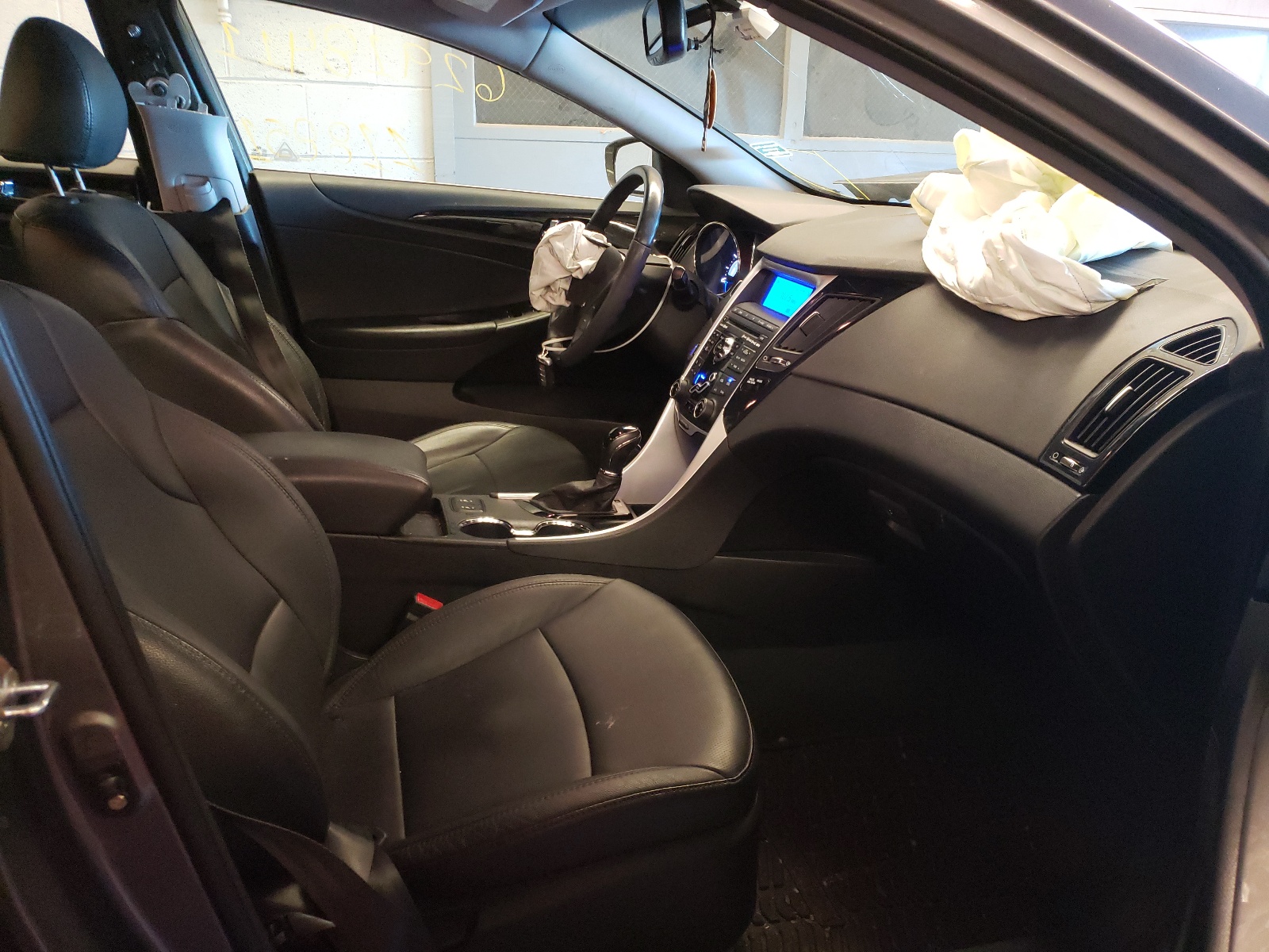 Photo 5 from auction – 2011 HYUNDAI SONATA SE with VIN 5NPEC4AC1BH129061