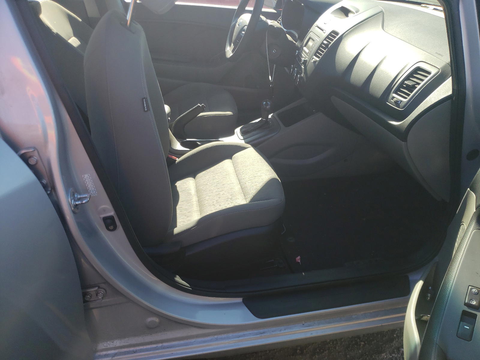 Photo 5 from auction – 2016 KIA FORTE LX with VIN KNAFK4A61G5486536