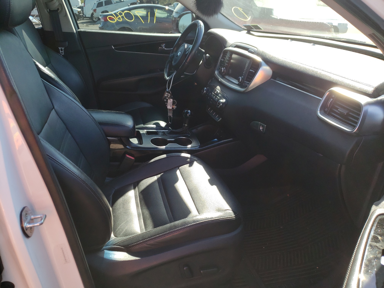 Photo 5 from auction – 2016 KIA SORENTO SX with VIN 5XYPKDA50GG018013