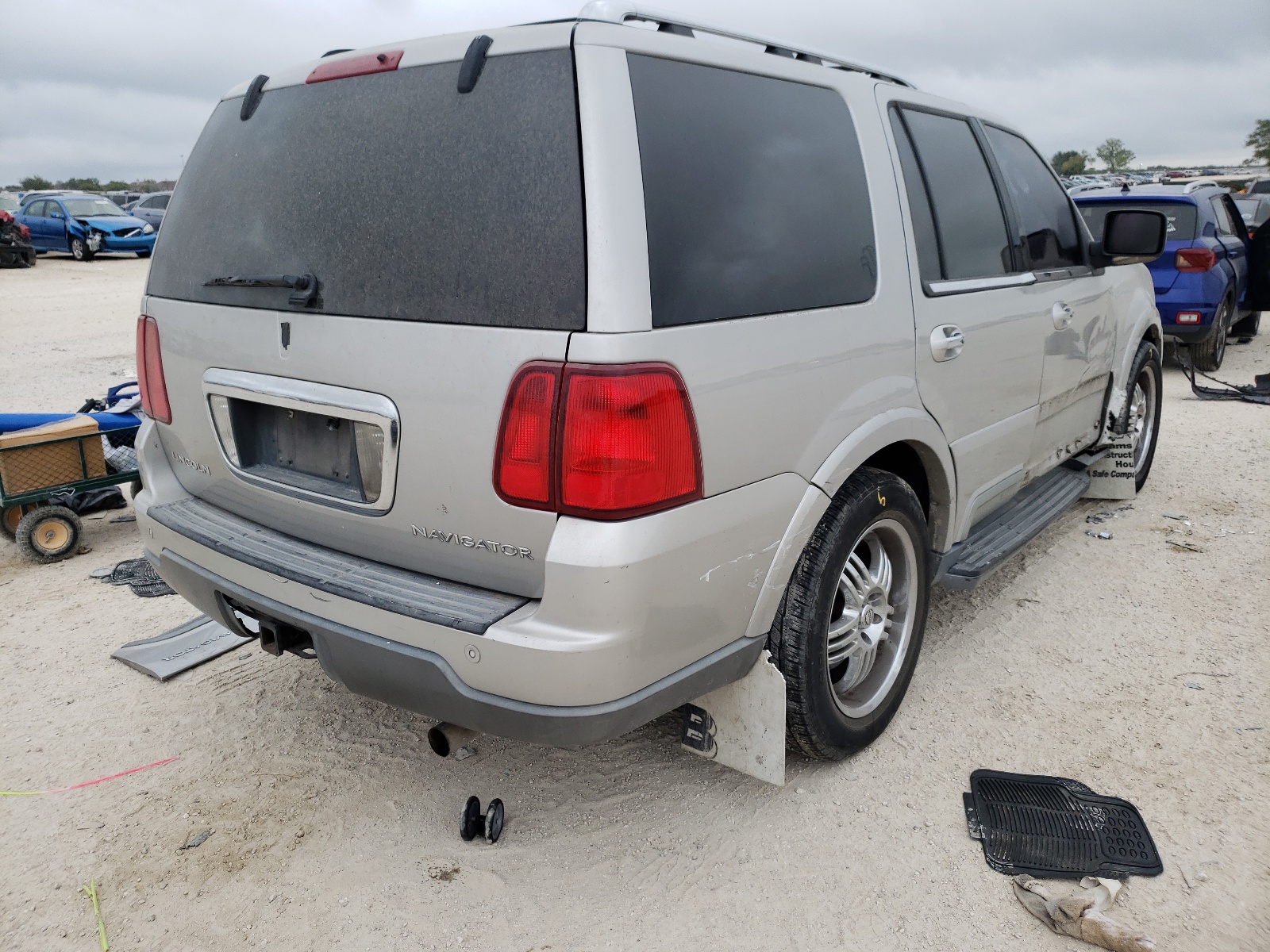 Photo 4 from auction – 2003 LINCOLN NAVIGATOR with VIN 5LMFU27R03LJ15675
