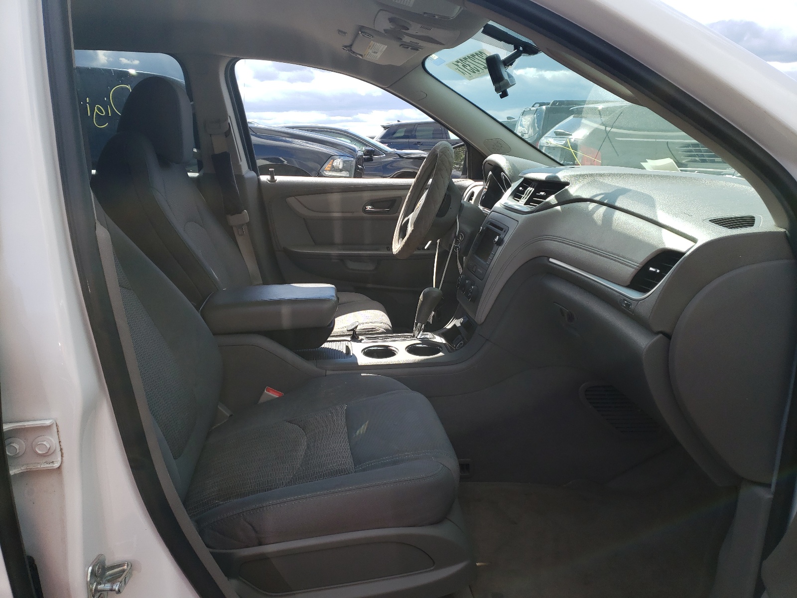 Photo 5 from auction – 2016 CHEVROLET TRAVERSE L with VIN 1GNKRFKD1GJ193935