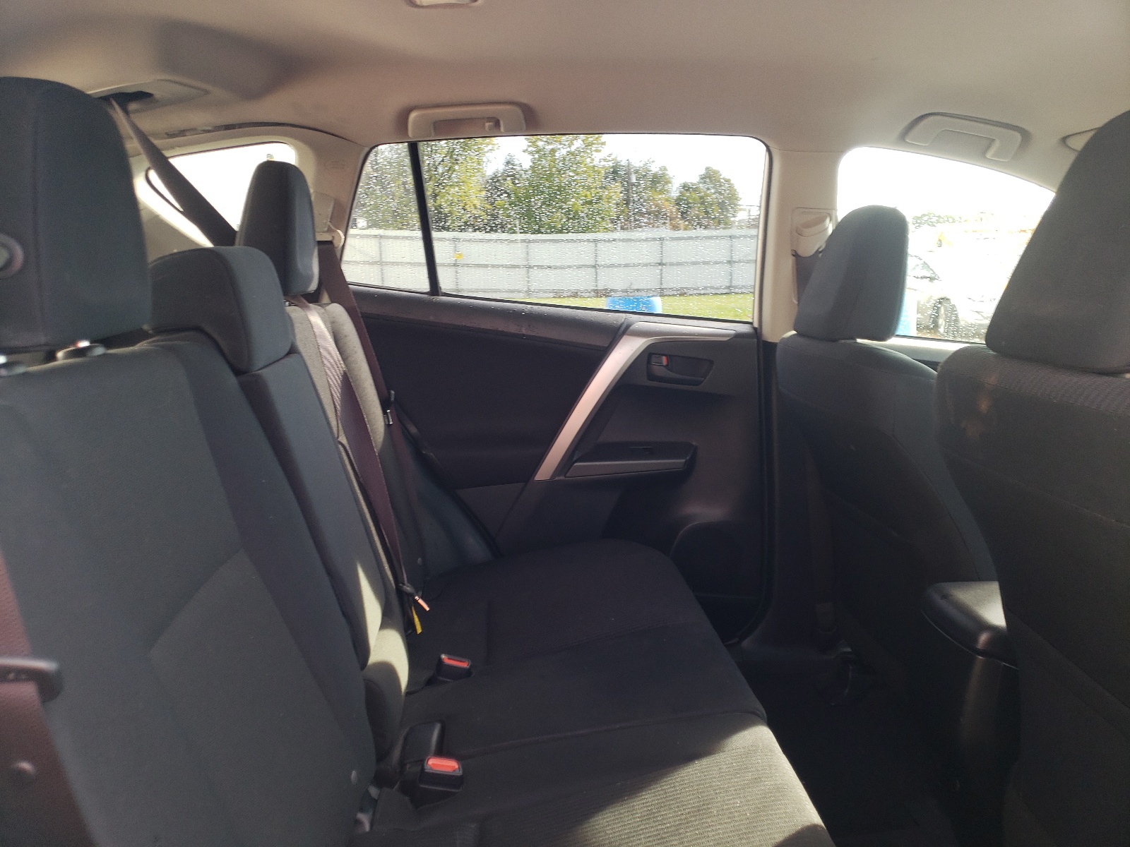 Photo 6 from auction – 2016 TOYOTA RAV4 LE with VIN JTMBFREV5GD184967