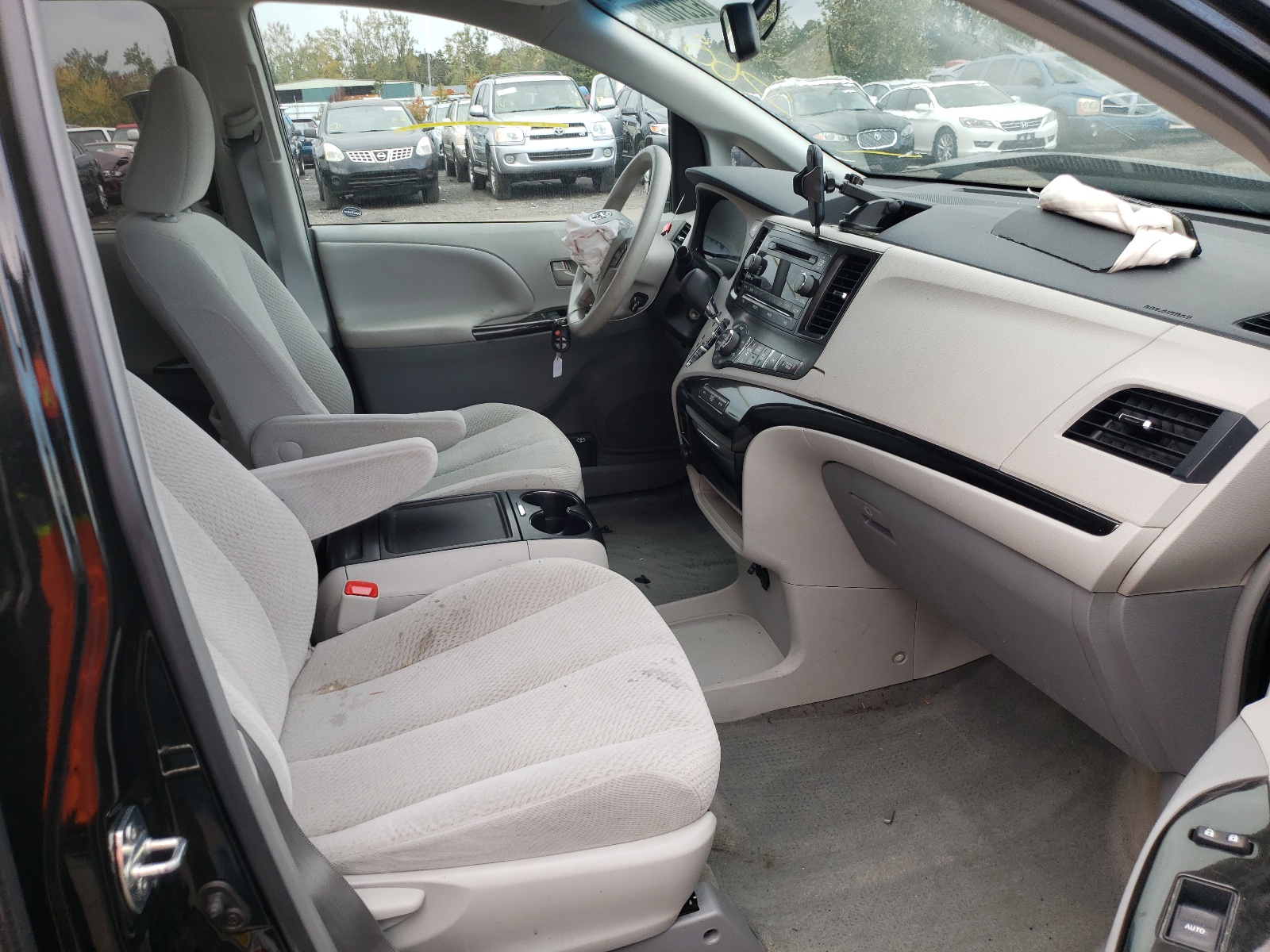 Photo 5 from auction – 2013 TOYOTA SIENNA LE with VIN 5TDKK3DC3DS396646