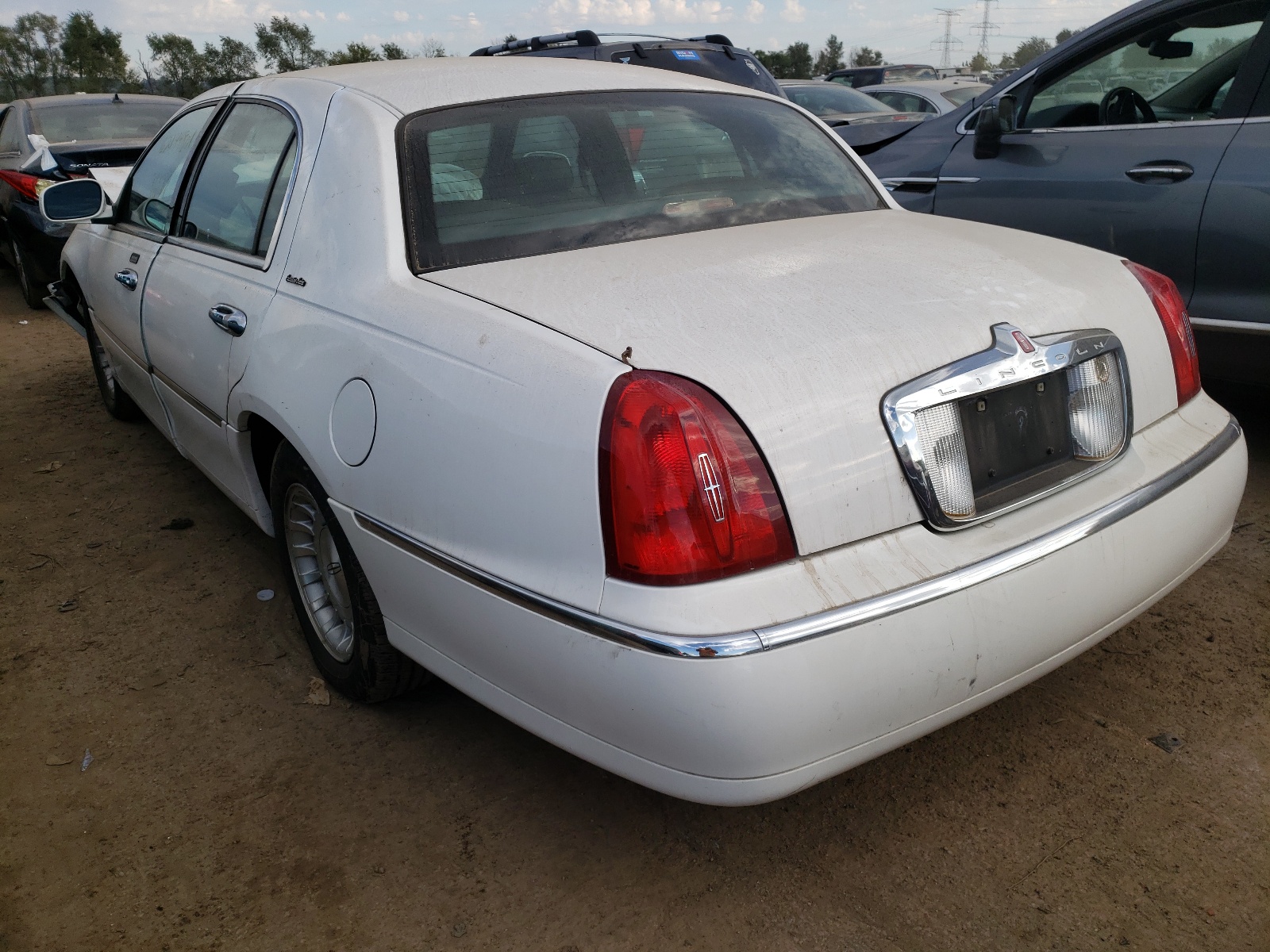 Photo 3 from auction – 1999 LINCOLN TOWN CAR E with VIN 1LNHM81W3XY694182