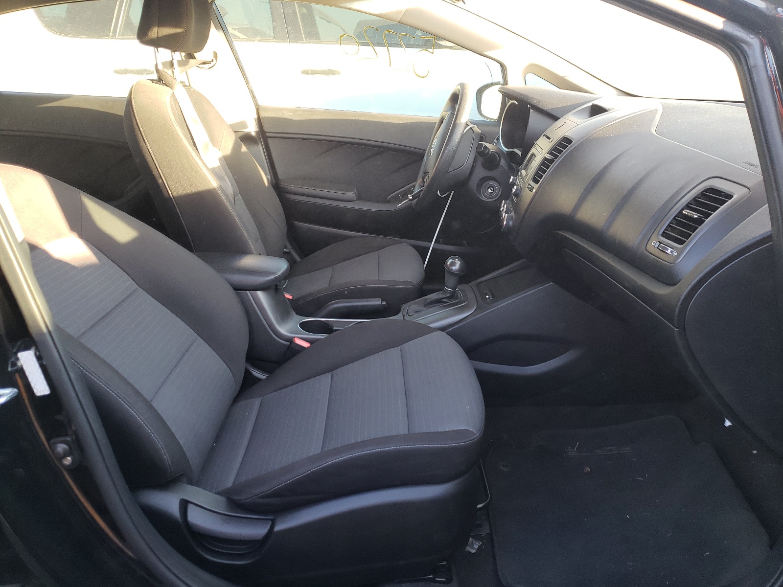 Photo 5 from auction – 2015 KIA FORTE LX with VIN KNAFX4A63F5411594