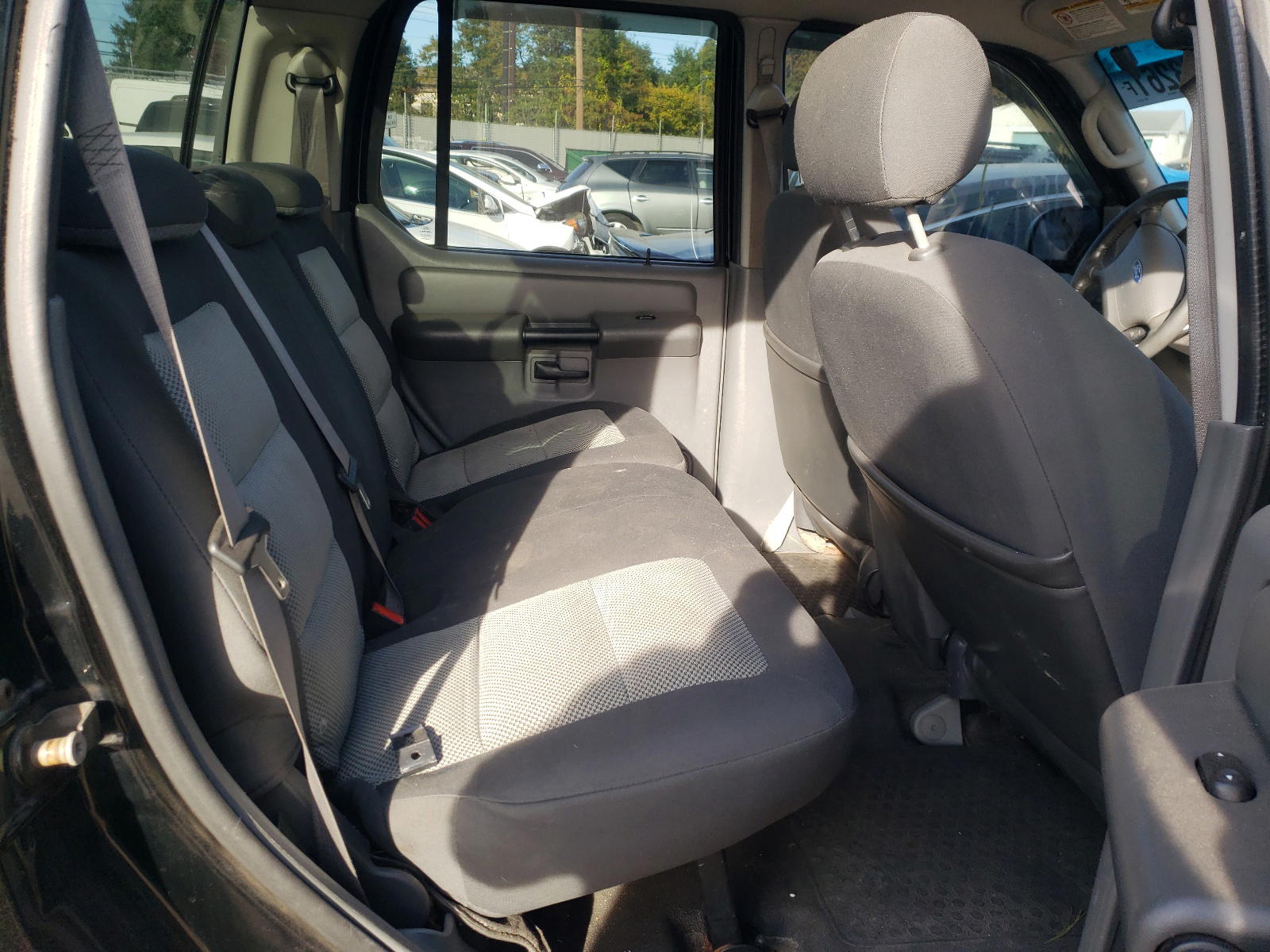 Photo 6 from auction – 2004 FORD EXPLORER S with VIN 1FMZU77K44UC27875