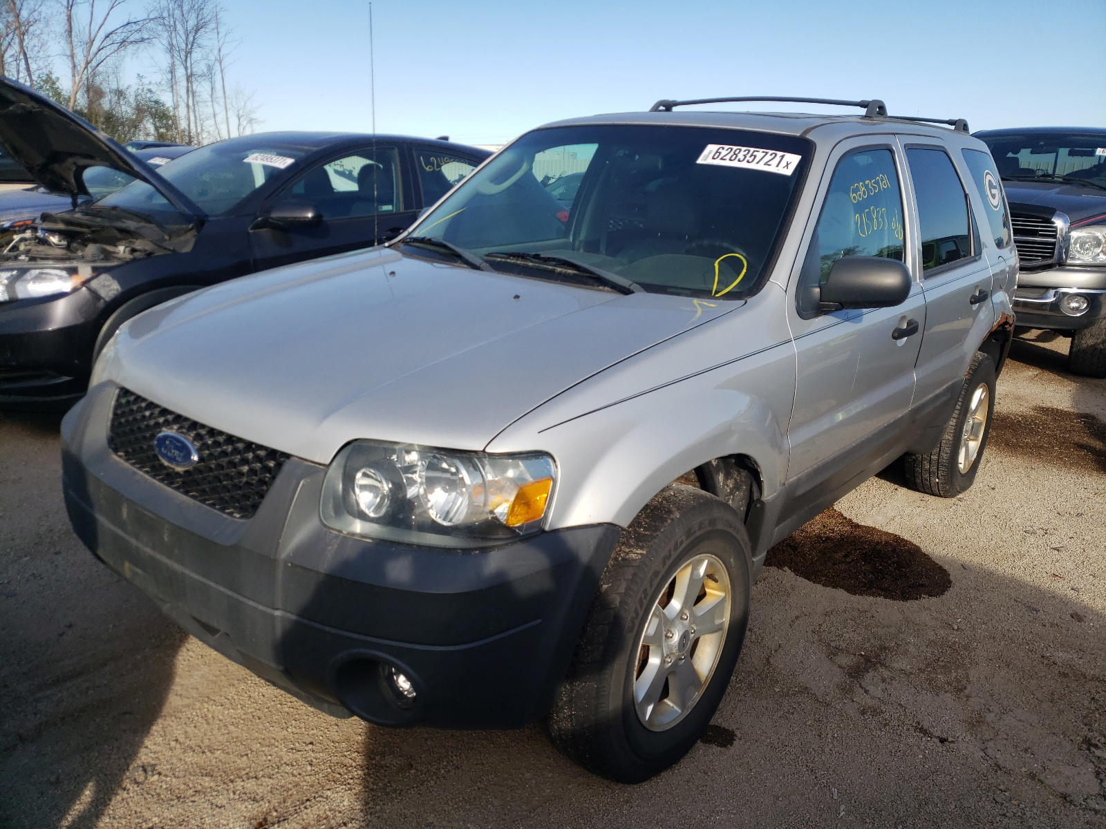 Photo 2 from auction – 2005 FORD ESCAPE with VIN 1FMYU93155KD73185