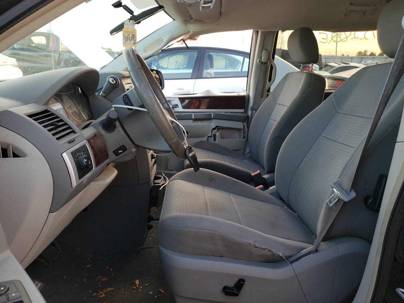 Photo 5 from auction – 2010 CHRYSLER TOWN & COU with VIN 2A4RR5D15AR212598