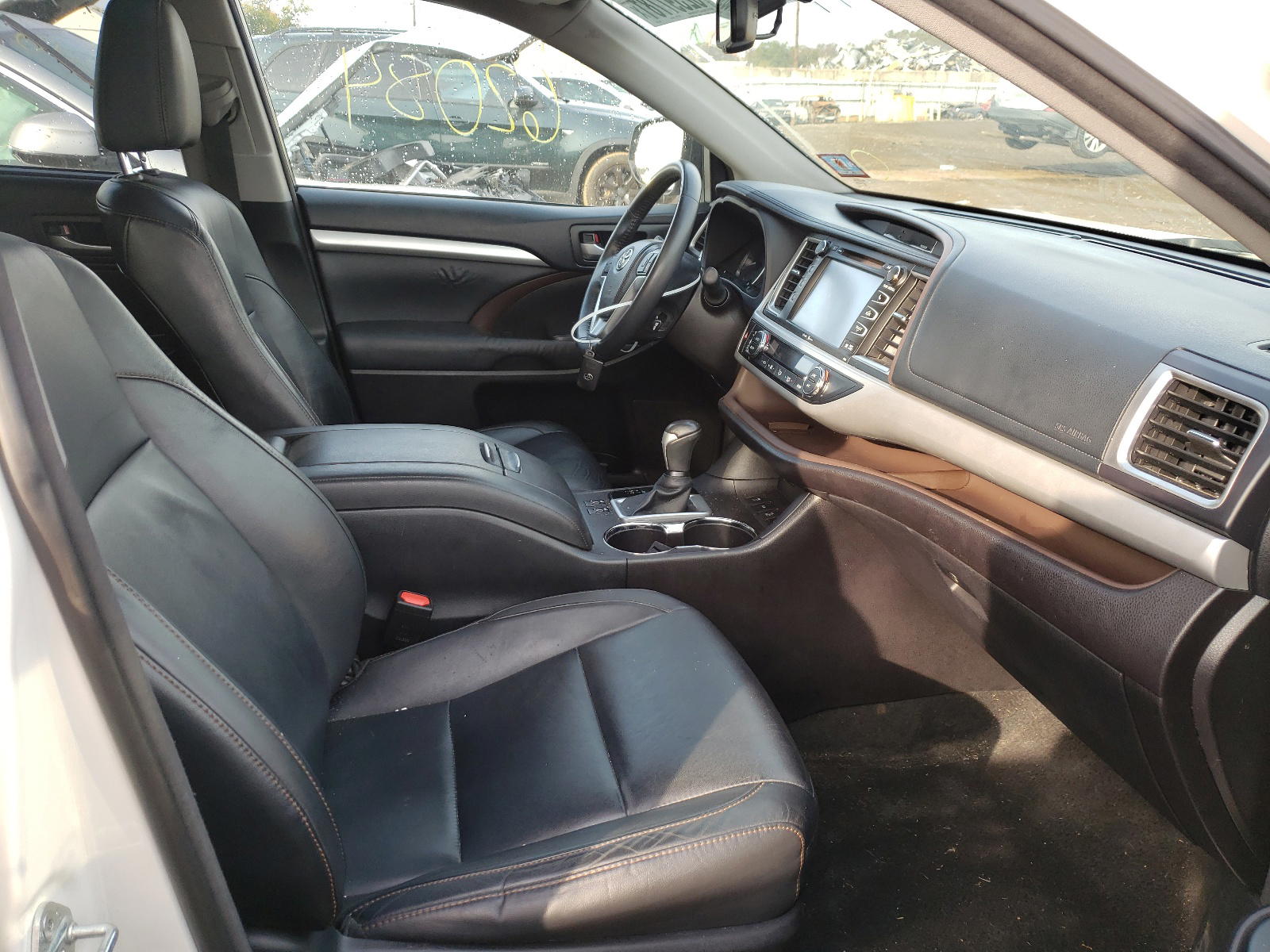 Photo 5 from auction – 2015 TOYOTA HIGHLANDER with VIN 5TDJKRFH9FS074037
