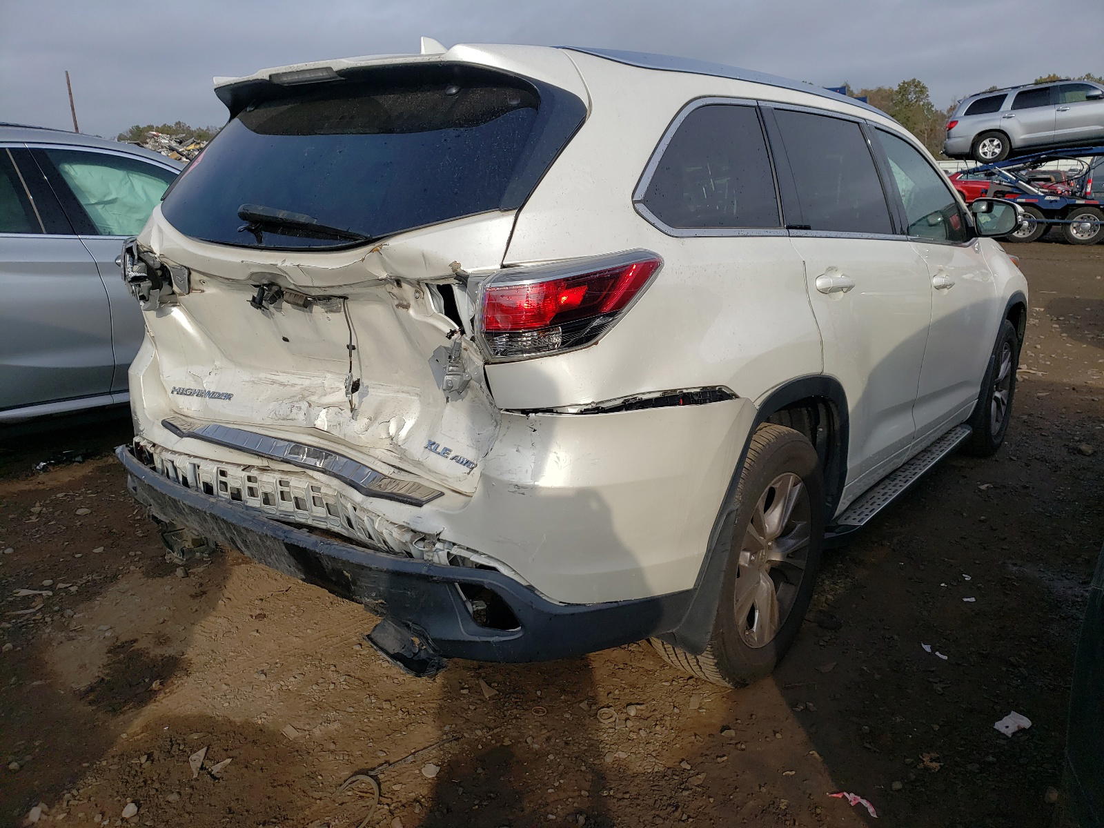 Photo 4 from auction – 2015 TOYOTA HIGHLANDER with VIN 5TDJKRFH9FS074037