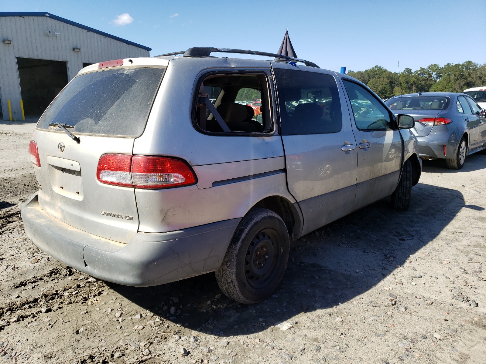 Photo 4 from auction – 2002 TOYOTA SIENNA CE with VIN 4T3ZF19C22U481151