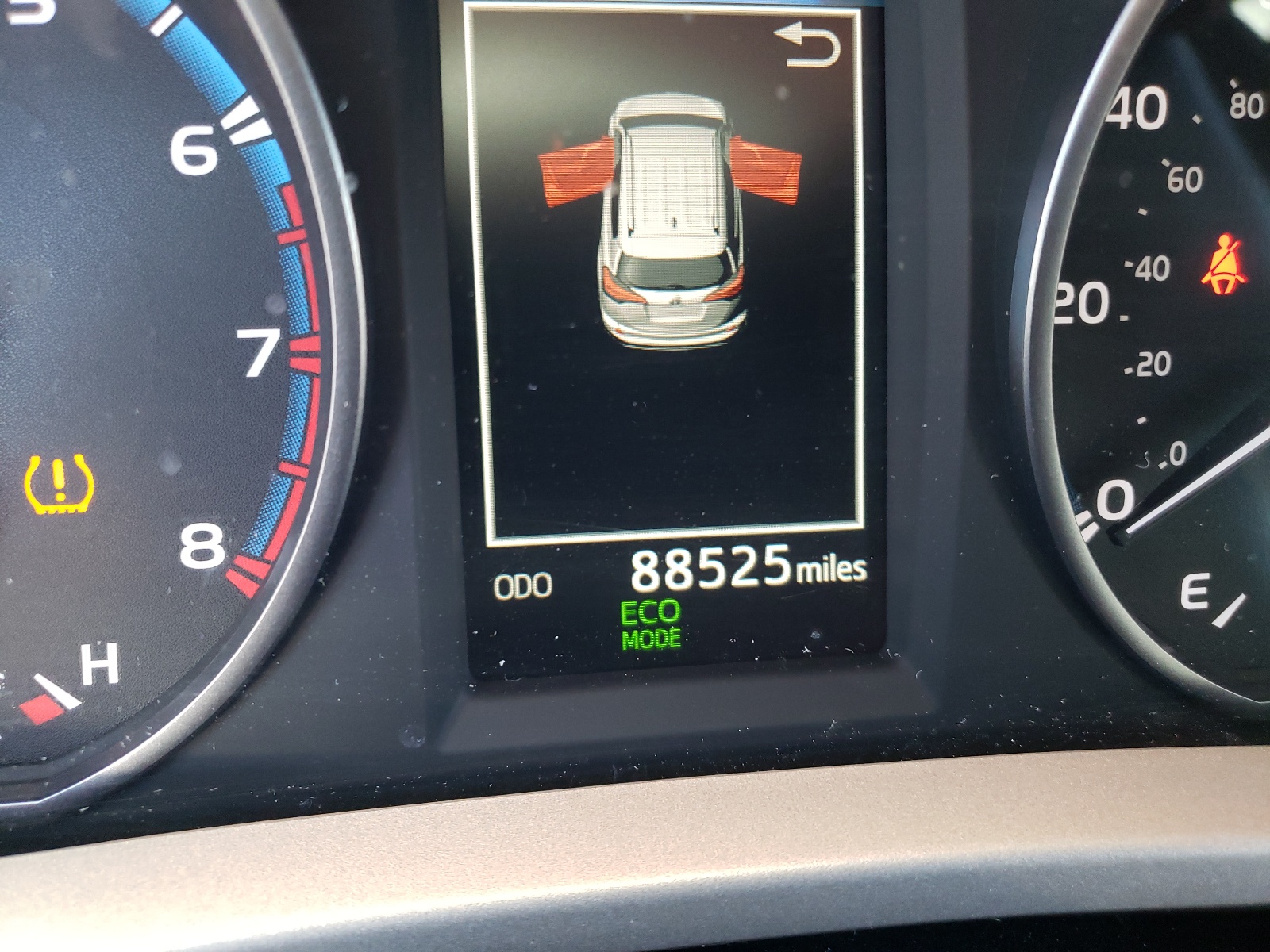 Photo 8 from auction – 2017 TOYOTA RAV4 XLE with VIN 2T3RFREV2HW649708