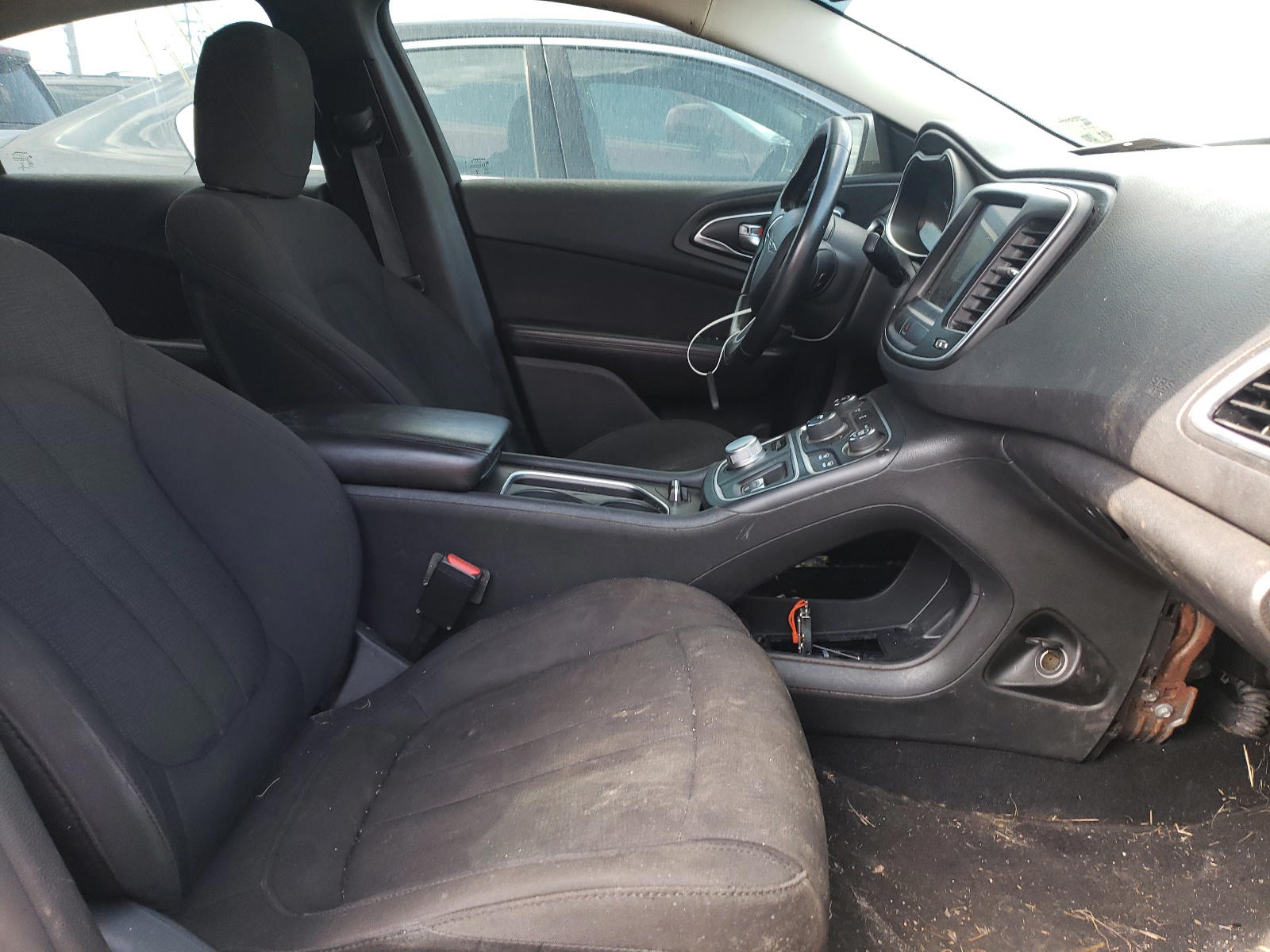 Photo 5 from auction – 2015 CHRYSLER 200 LIMITE with VIN 1C3CCCAB5FN651579