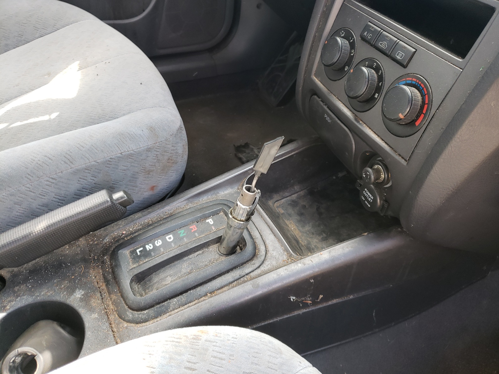 Photo 9 from auction – 2004 HYUNDAI ELANTRA GL with VIN KMHDN46D64U921881