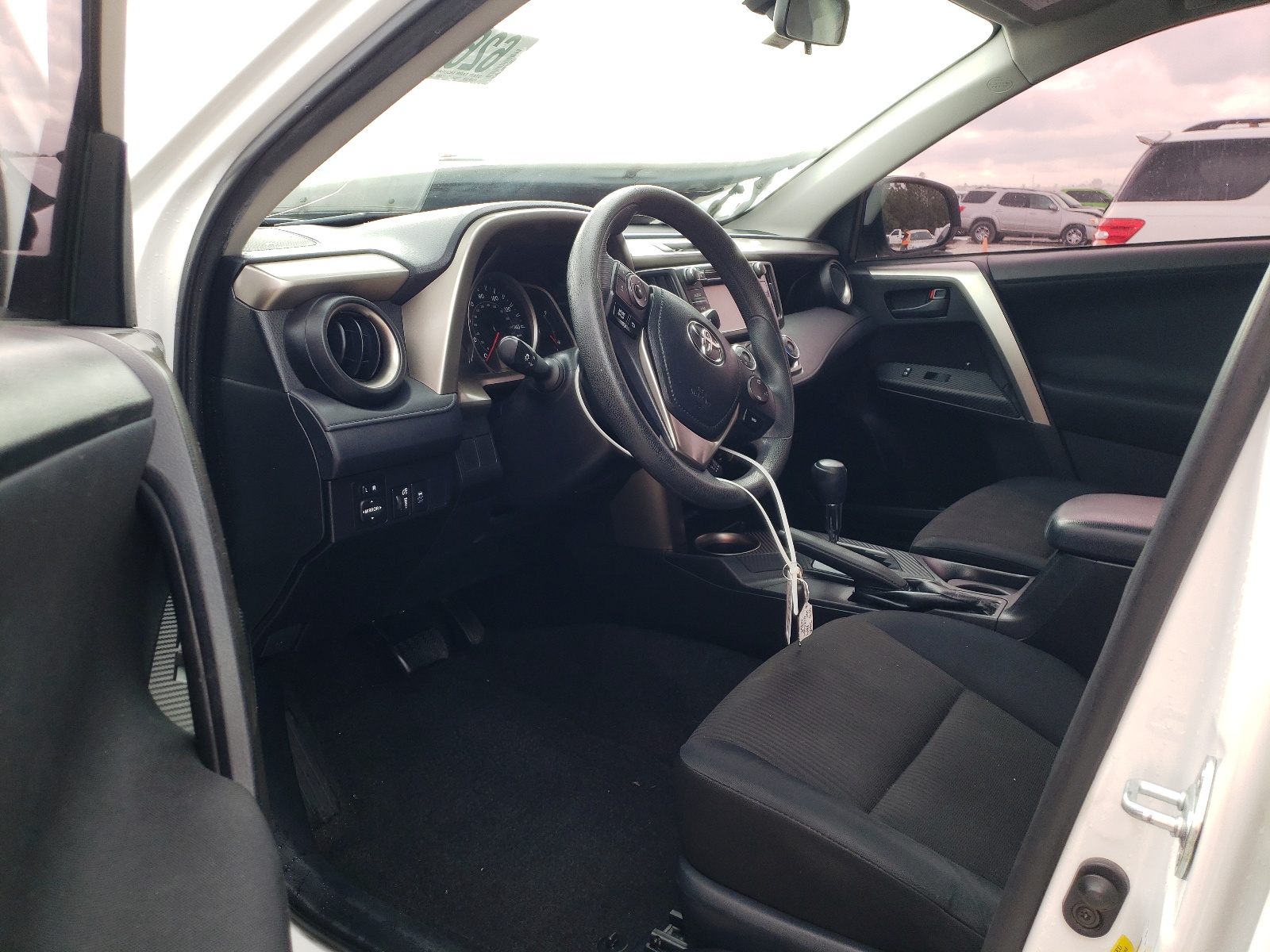 Photo 9 from auction – 2015 TOYOTA RAV4 LE with VIN JTMZFREVXFD060769