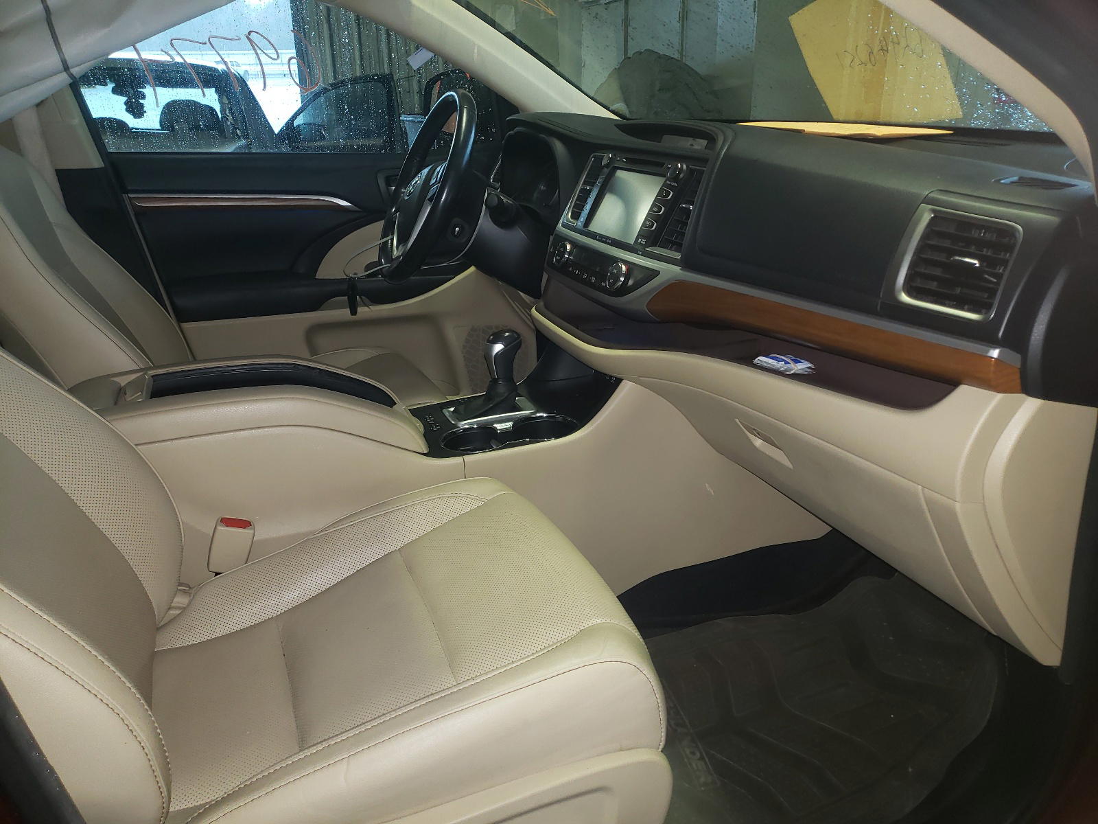 Photo 5 from auction – 2017 TOYOTA HIGHLANDER with VIN 5TDYZRFH8HS191136
