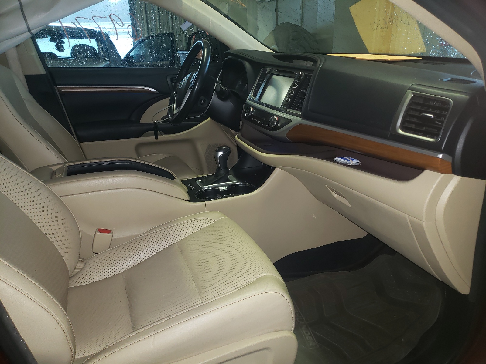 Foto 5 de la subasta – 2017 TOYOTA HIGHLANDER con VIN 5TDYZRFH8HS191136