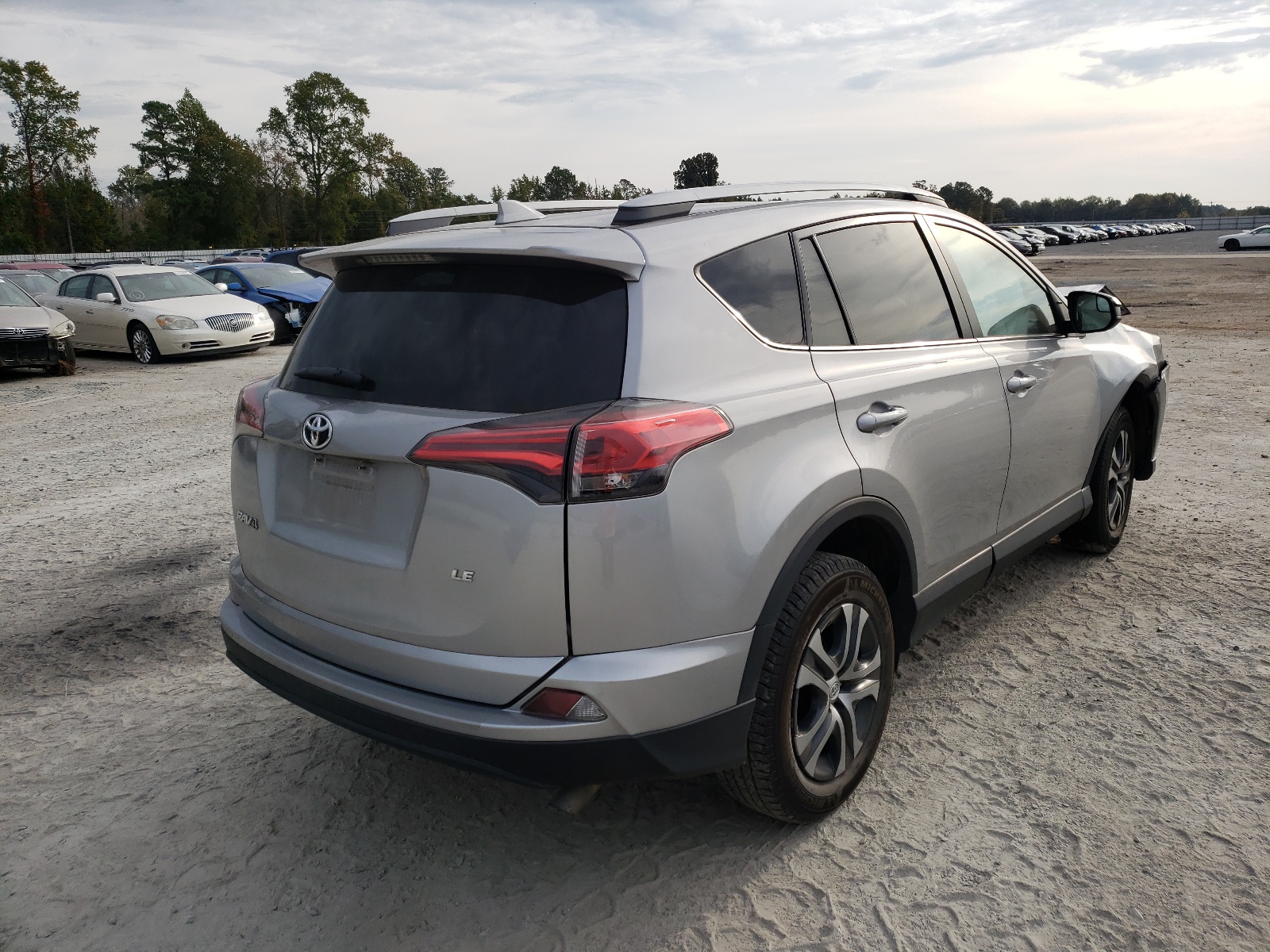 Photo 4 from auction – 2018 TOYOTA RAV4 LE with VIN 2T3ZFREV1JW522308