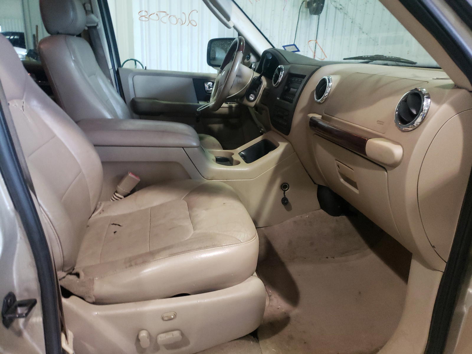 Photo 18 from auction – 2005 FORD EXPEDITION with VIN 1FMPU19545LA03119
