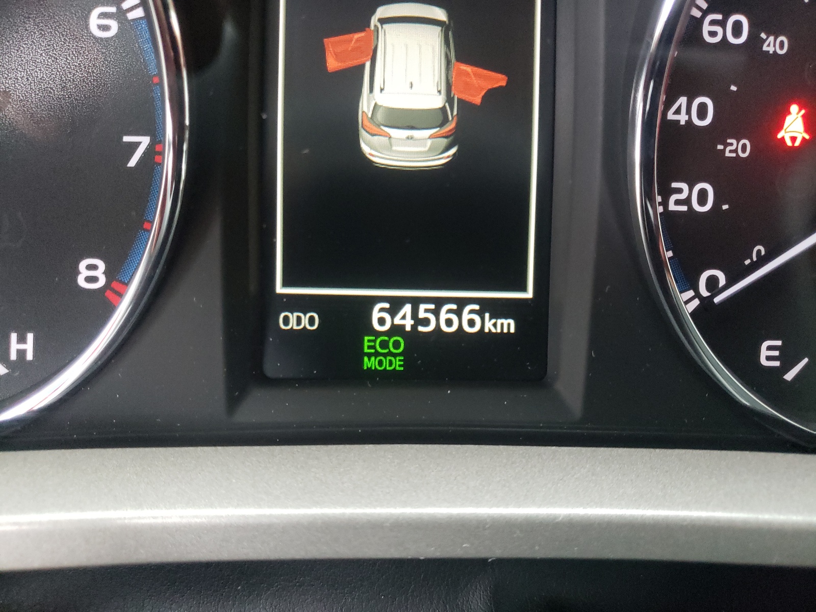 Photo 8 from auction – 2018 TOYOTA RAV4 LE with VIN 2T3BFREVXJW825864