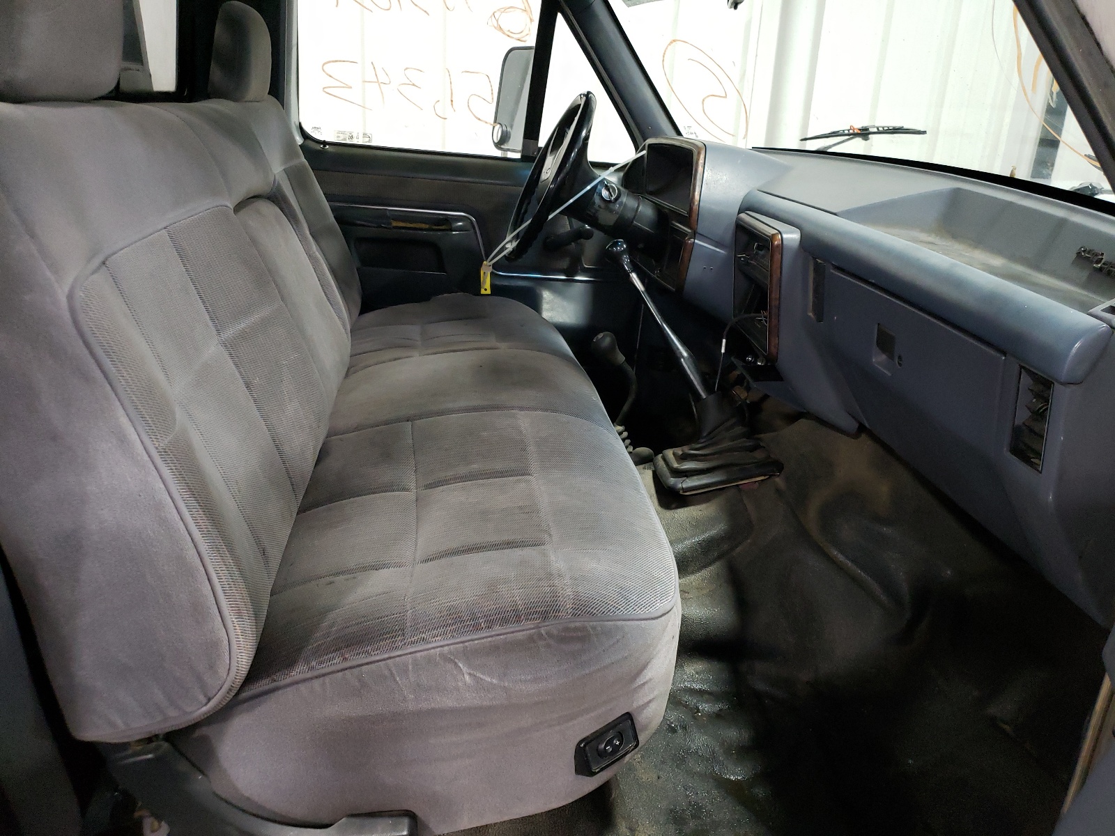 Photo 5 from auction – 1989 FORD F250 XLT with VIN 1FTHF26M2KPB02496