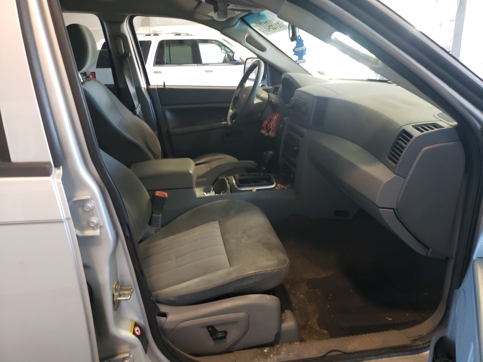 Photo 5 from auction – 2005 JEEP GRAND CHER with VIN 1J8HS48N25C557866