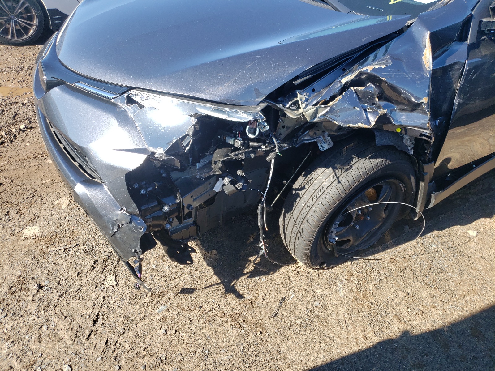 Photo 9 from auction – 2018 TOYOTA RAV4 LE with VIN JTMBFREV3JD248382