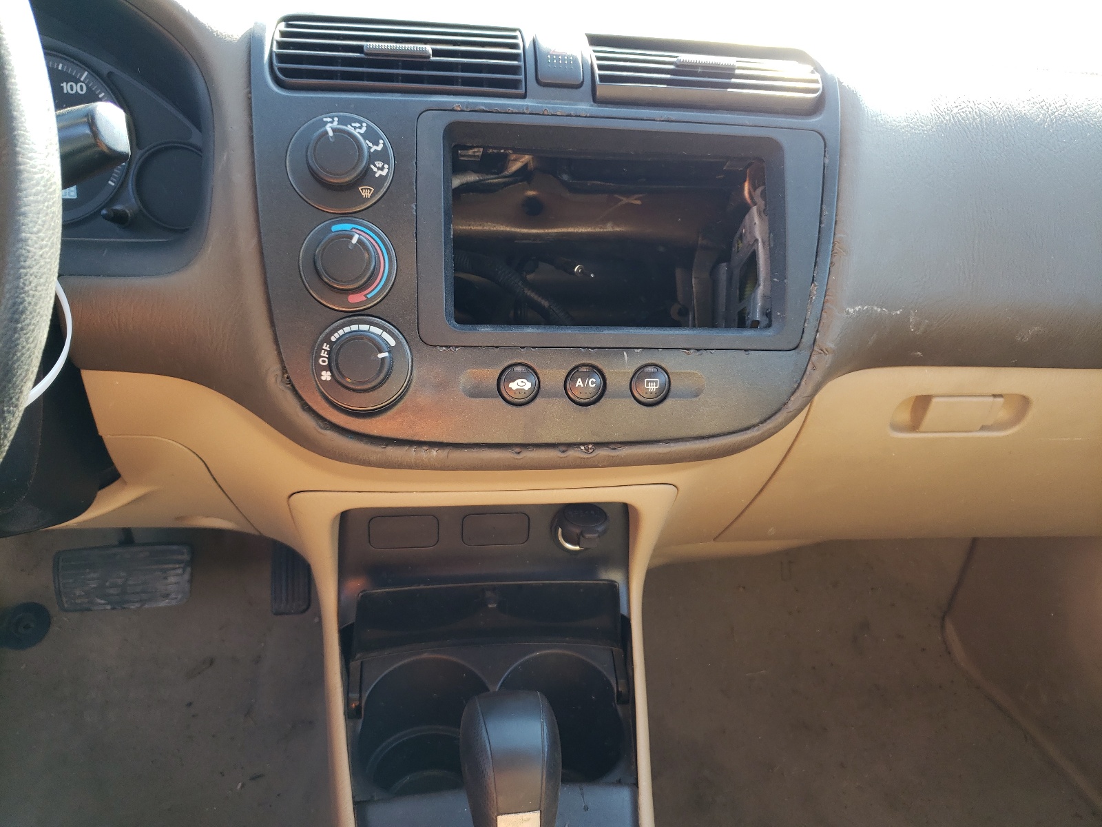 Photo 9 from auction – 2005 HONDA CIVIC DX with VIN 2HGES16435H559188