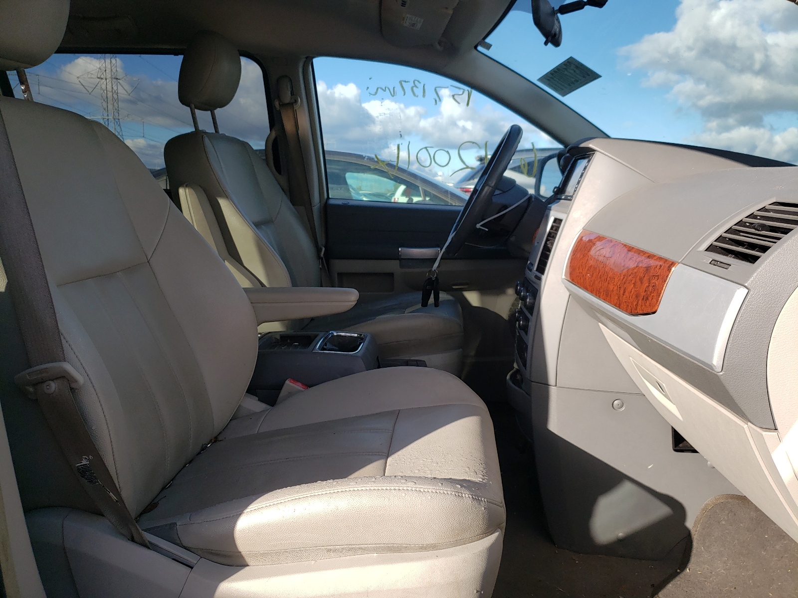 Photo 5 from auction – 2008 CHRYSLER TOWN & COU with VIN 2A8HR54P68R711483