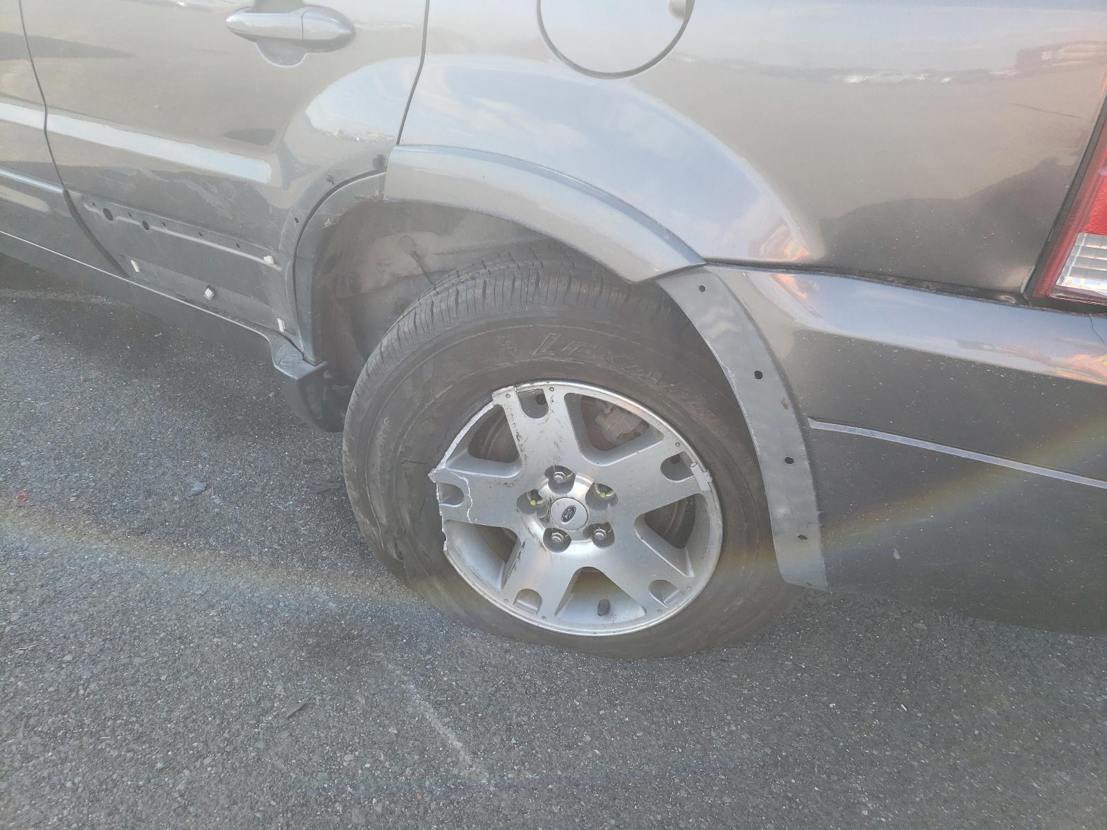 Photo 9 from auction – 2005 FORD ESCAPE LIM with VIN 1FMCU94165KD74645