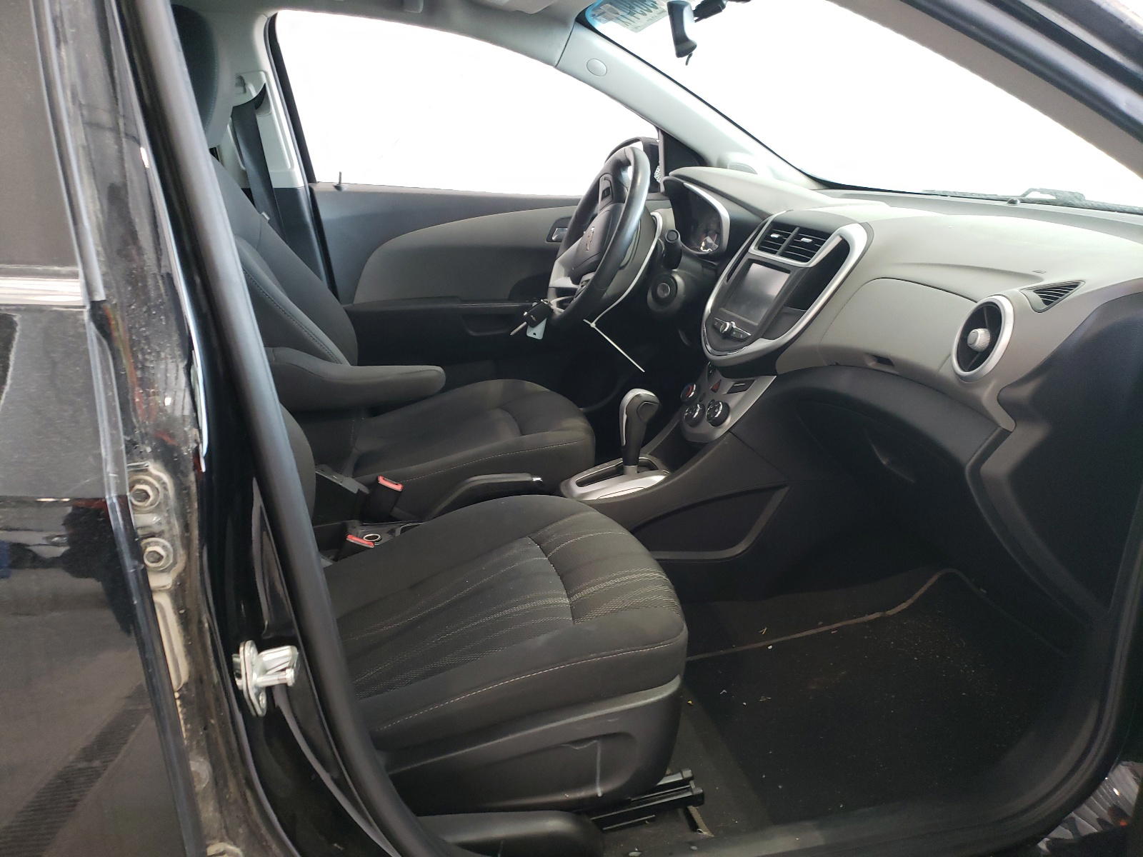Photo 5 from auction – 2017 CHEVROLET SONIC LT with VIN 1G1JD5SG2H4102123