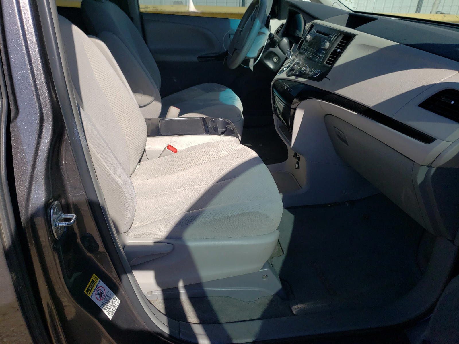 Photo 5 from auction – 2012 TOYOTA SIENNA LE with VIN 5TDKK3DC0CS216490