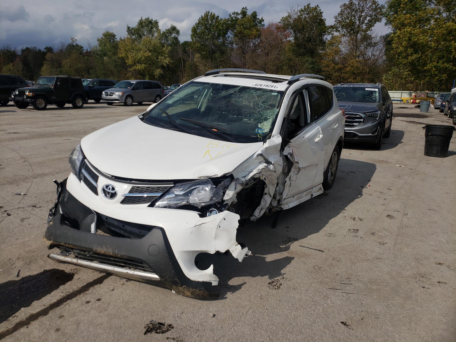 Photo 2 from auction – 2015 TOYOTA RAV4 XLE with VIN JTMRFREVXFD097983