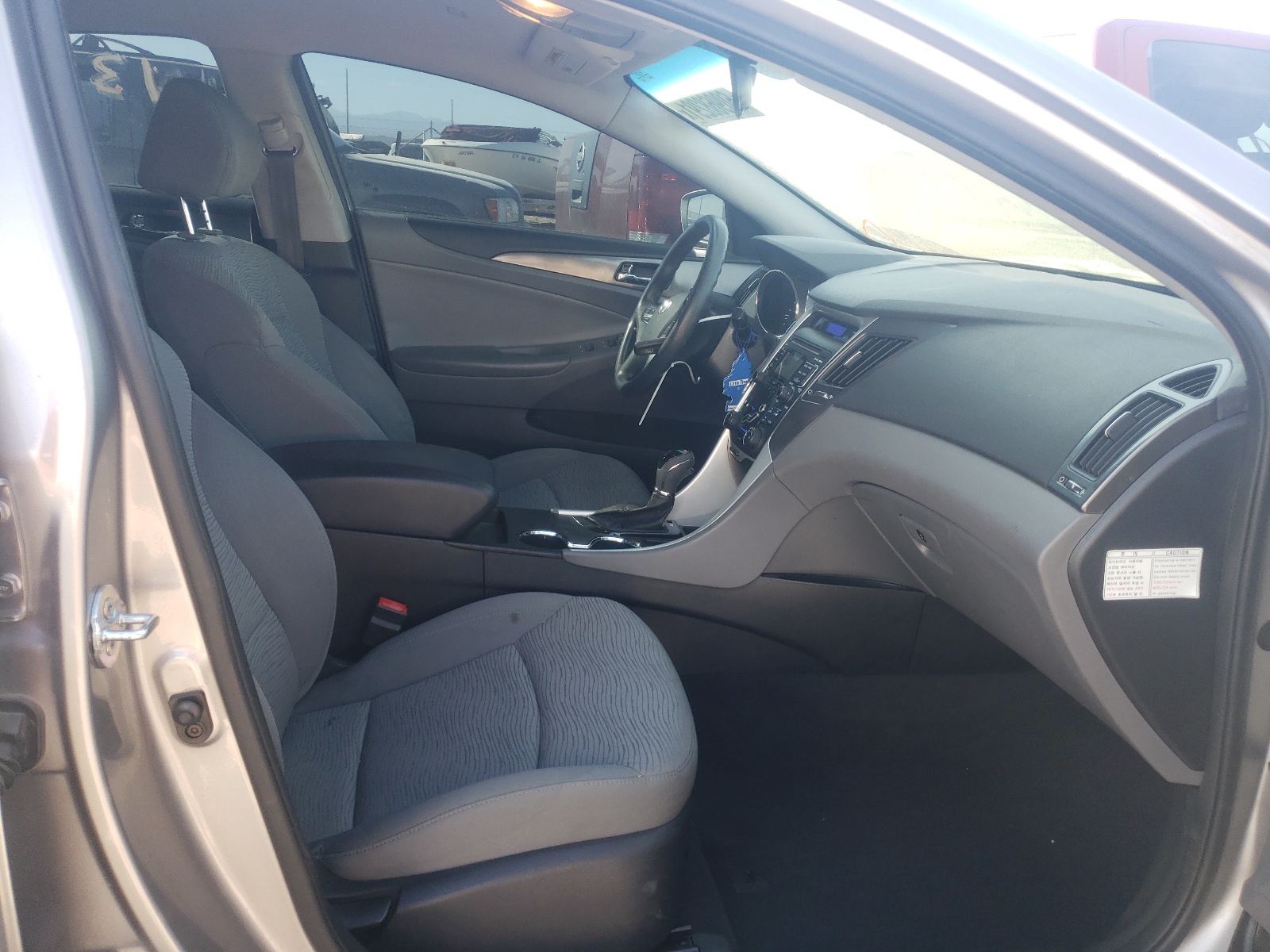 Photo 5 from auction – 2011 HYUNDAI SONATA HYB with VIN KMHEC4A45BA006665