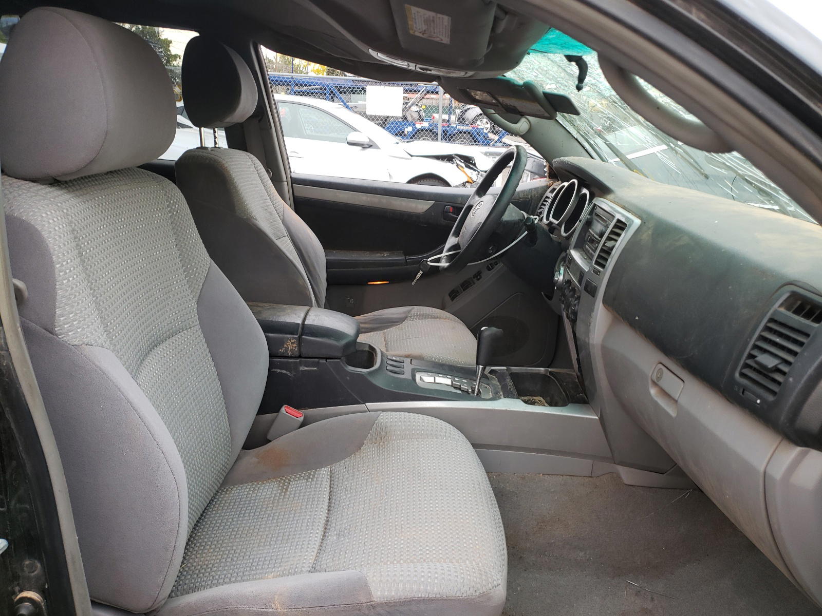 Photo 5 from auction – 2004 TOYOTA 4RUNNER SR with VIN JTEBU14R840049184
