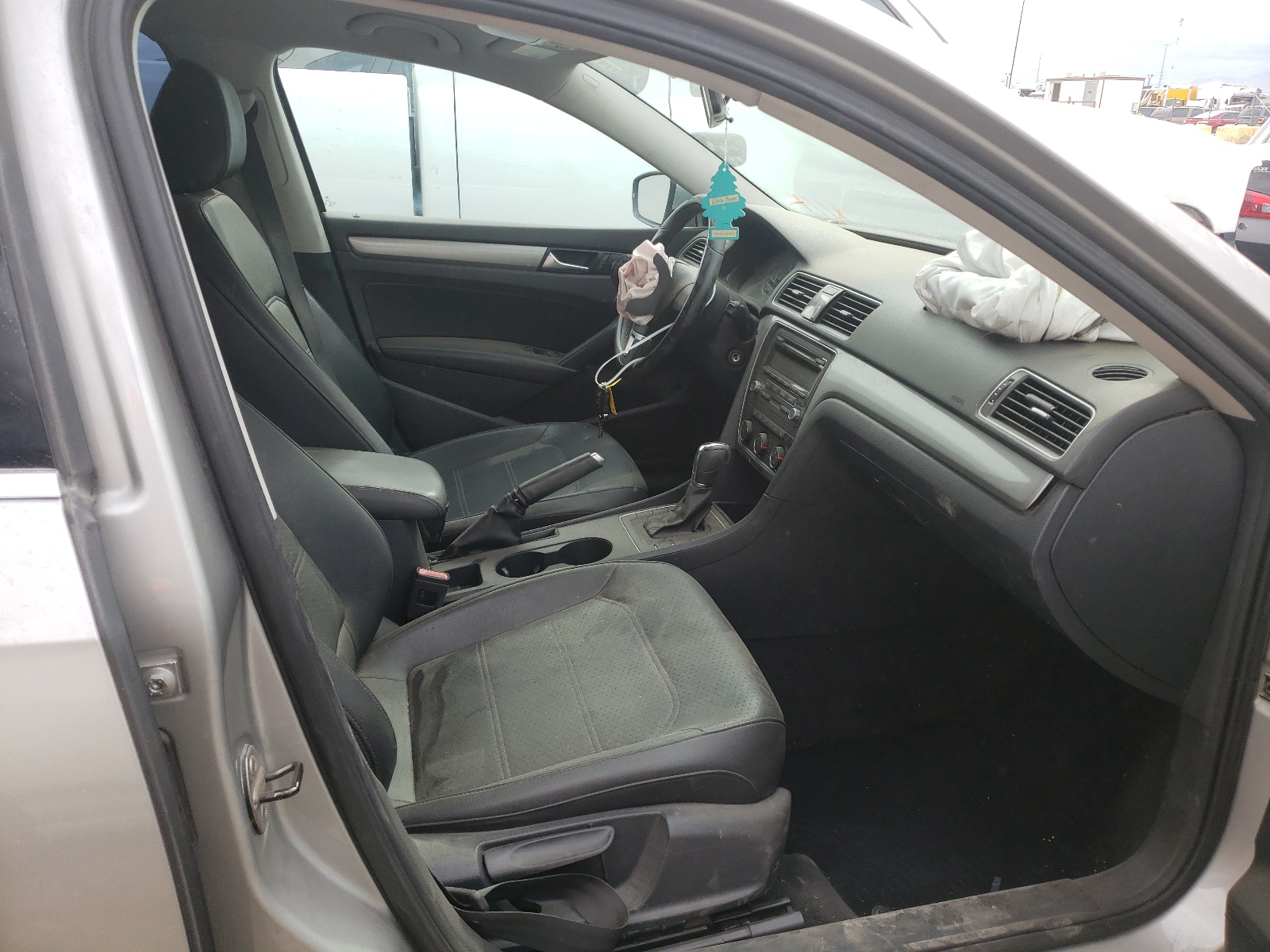 Photo 5 from auction – 2014 VOLKSWAGEN PASSAT S with VIN 1VWAT7A37EC055416
