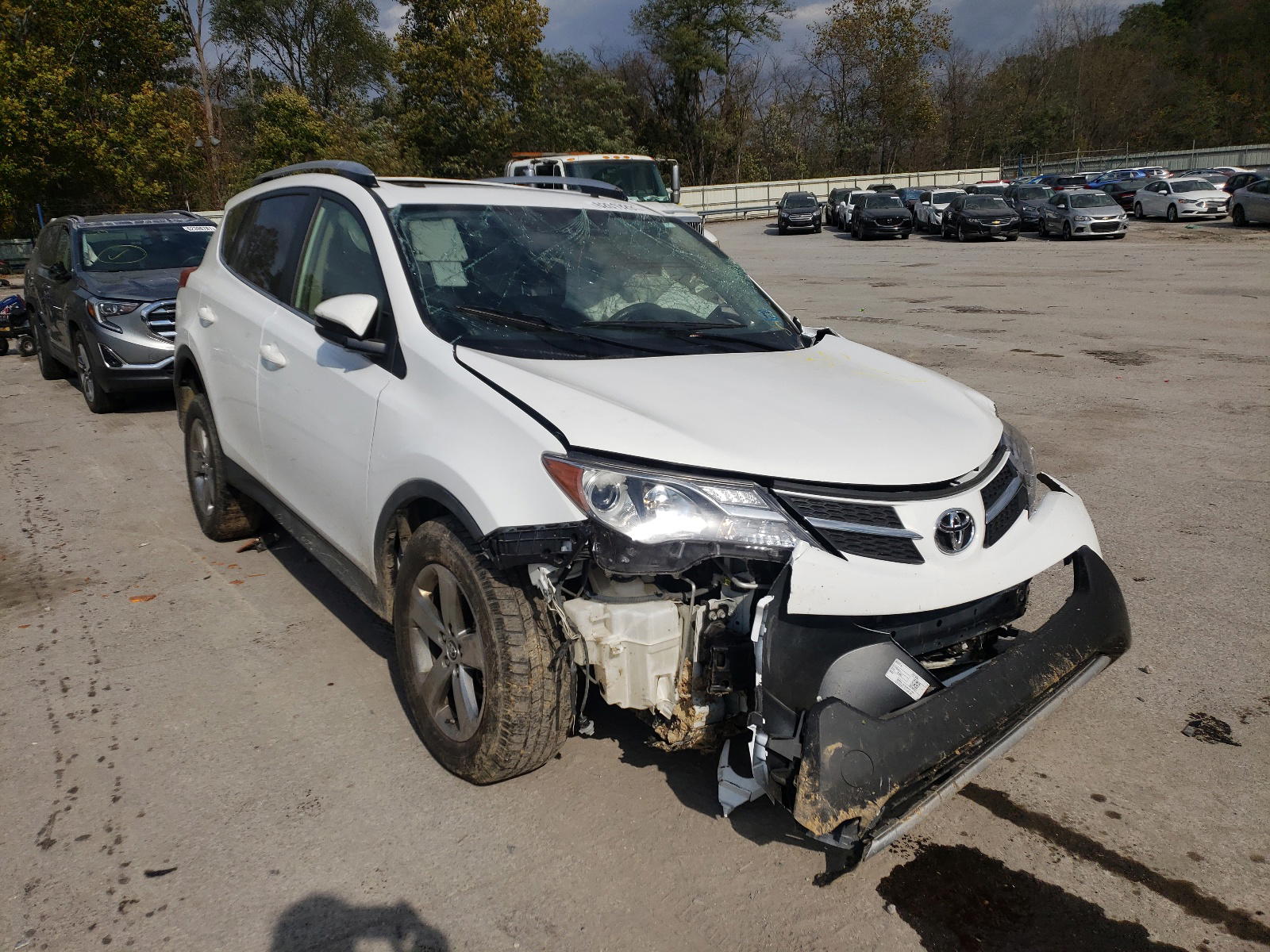 TOYOTA RAV4 XLE 2015 with VIN JTMRFREVXFD097983 - Photo from auction
