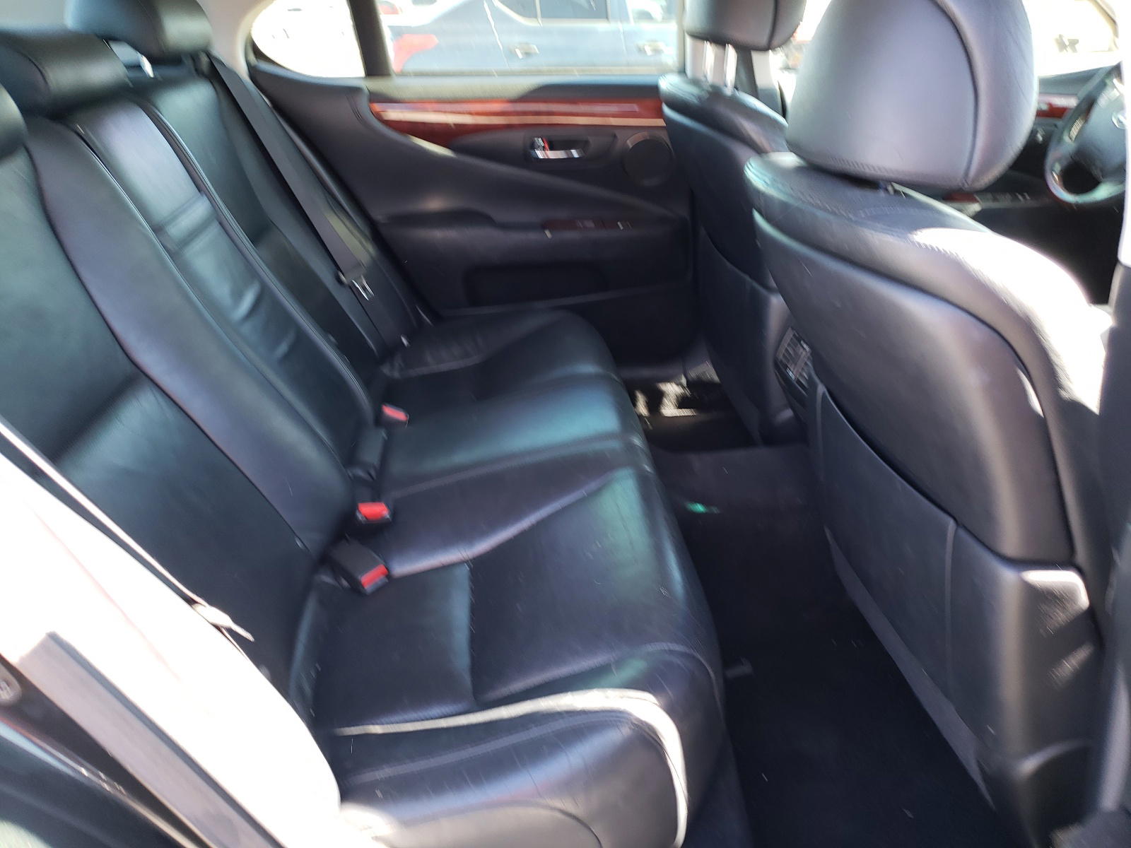 Photo 6 from auction – 2011 LEXUS LS 460 with VIN JTHBL5EF8B5107750