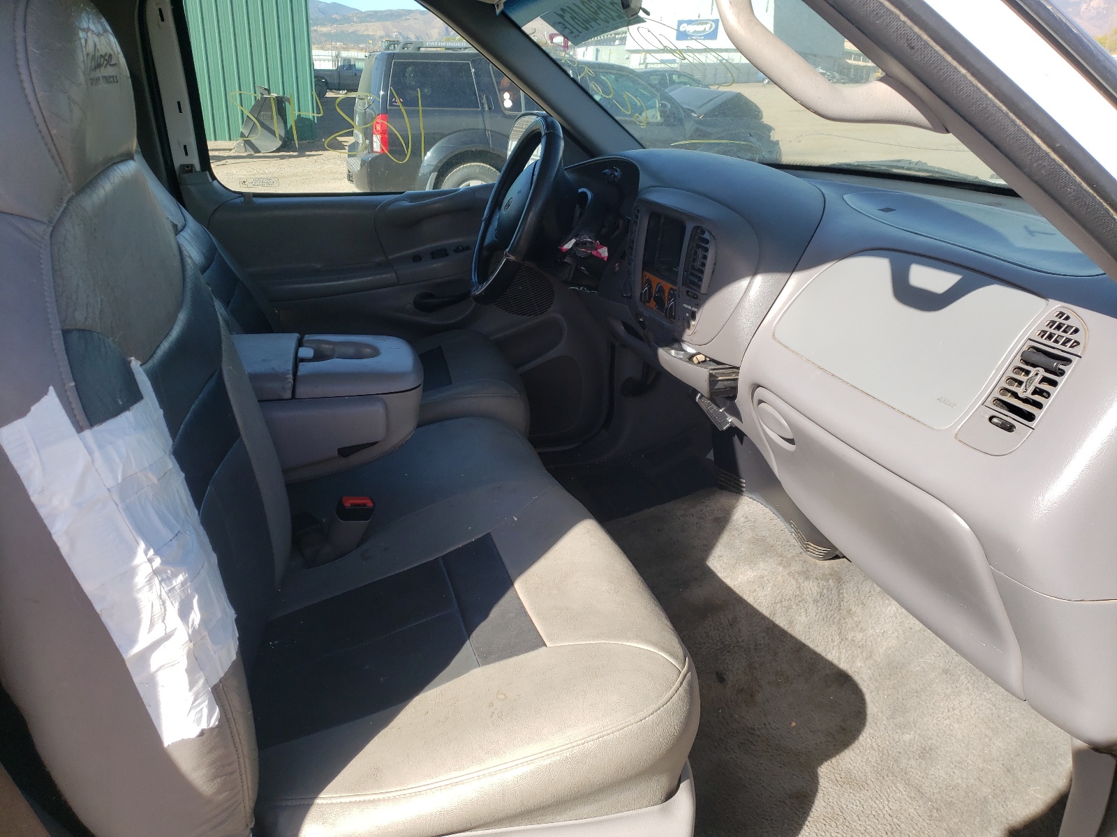 Photo 5 from auction – 1998 FORD F150 with VIN 1FTRX18LXWNB56744