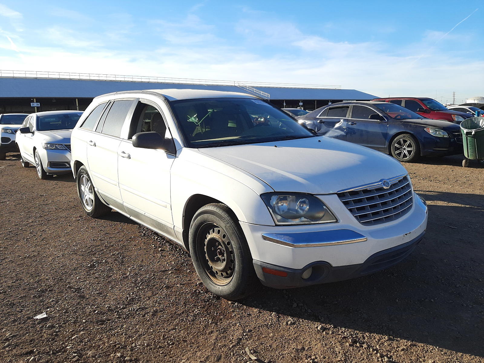 CHRYSLER PACIFICA 2004 with VIN 2C8GM68464R639992 - Photo from auction