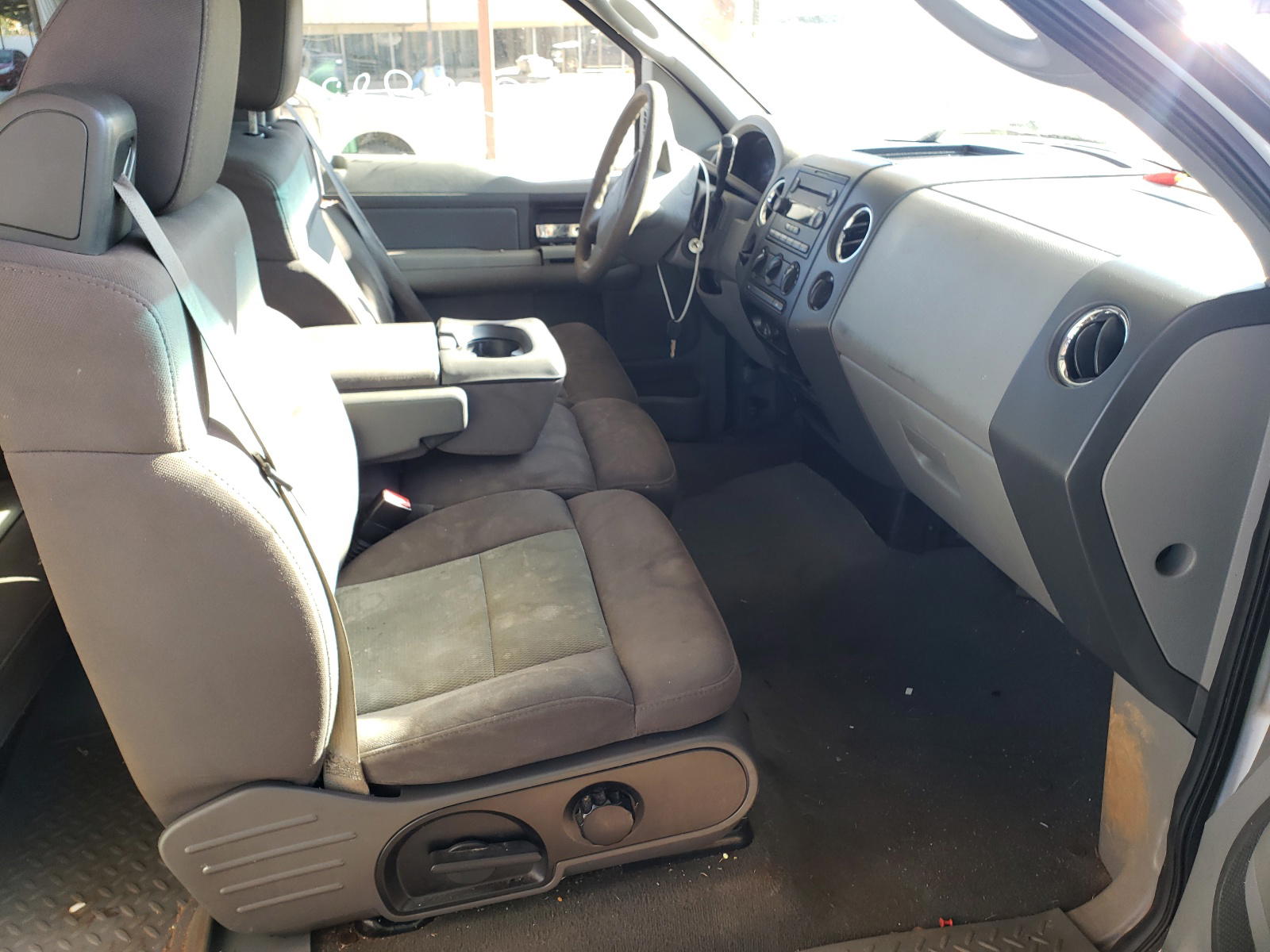 Photo 5 from auction – 2005 FORD F150 with VIN 1FTRX12W75FA35097